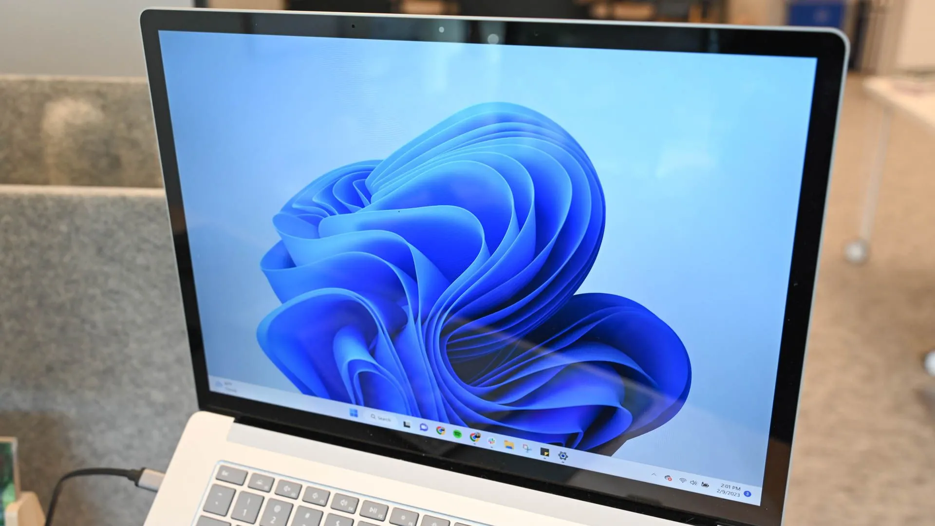 Hình ảnh máy tính xách tay chạy Windows 11, minh họa việc quản lý ứng dụng nền