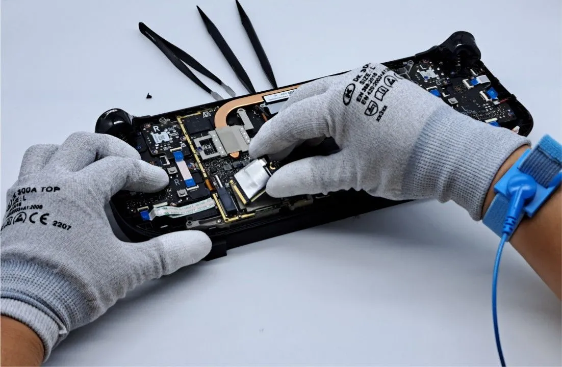 Hình ảnh minh họa một chiếc Nintendo Switch đang lắp thẻ nhớ, liên quan đến khả năng tự sửa chữa thiết bị chơi game cầm tay