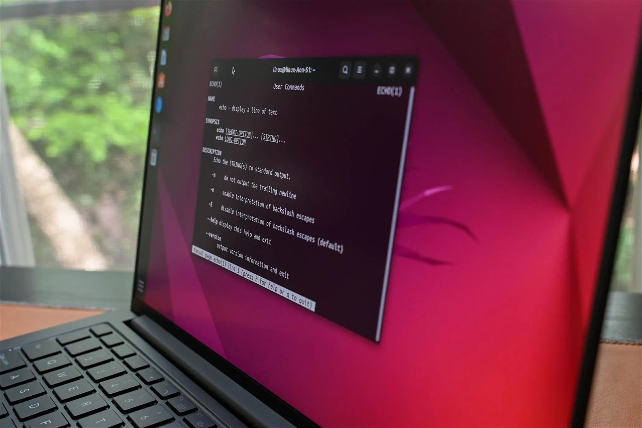 Hình ảnh một chiếc laptop chạy hệ điều hành Ubuntu với cửa sổ terminal đang hiển thị hướng dẫn sử dụng lệnh