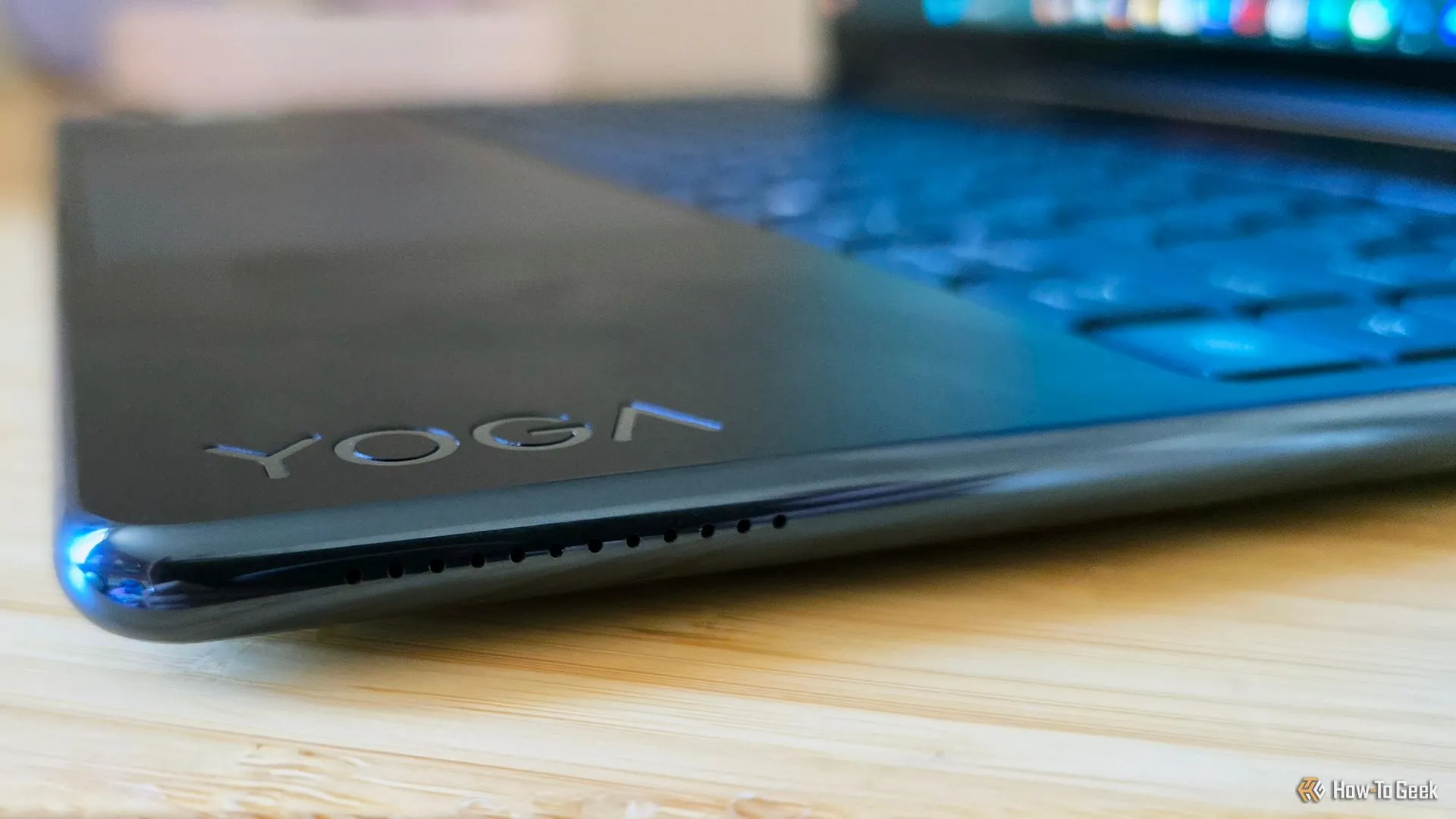 Hình ảnh một số loa bên cạnh trên laptop Lenovo Yoga 9i 2-in-1 Gen 10.