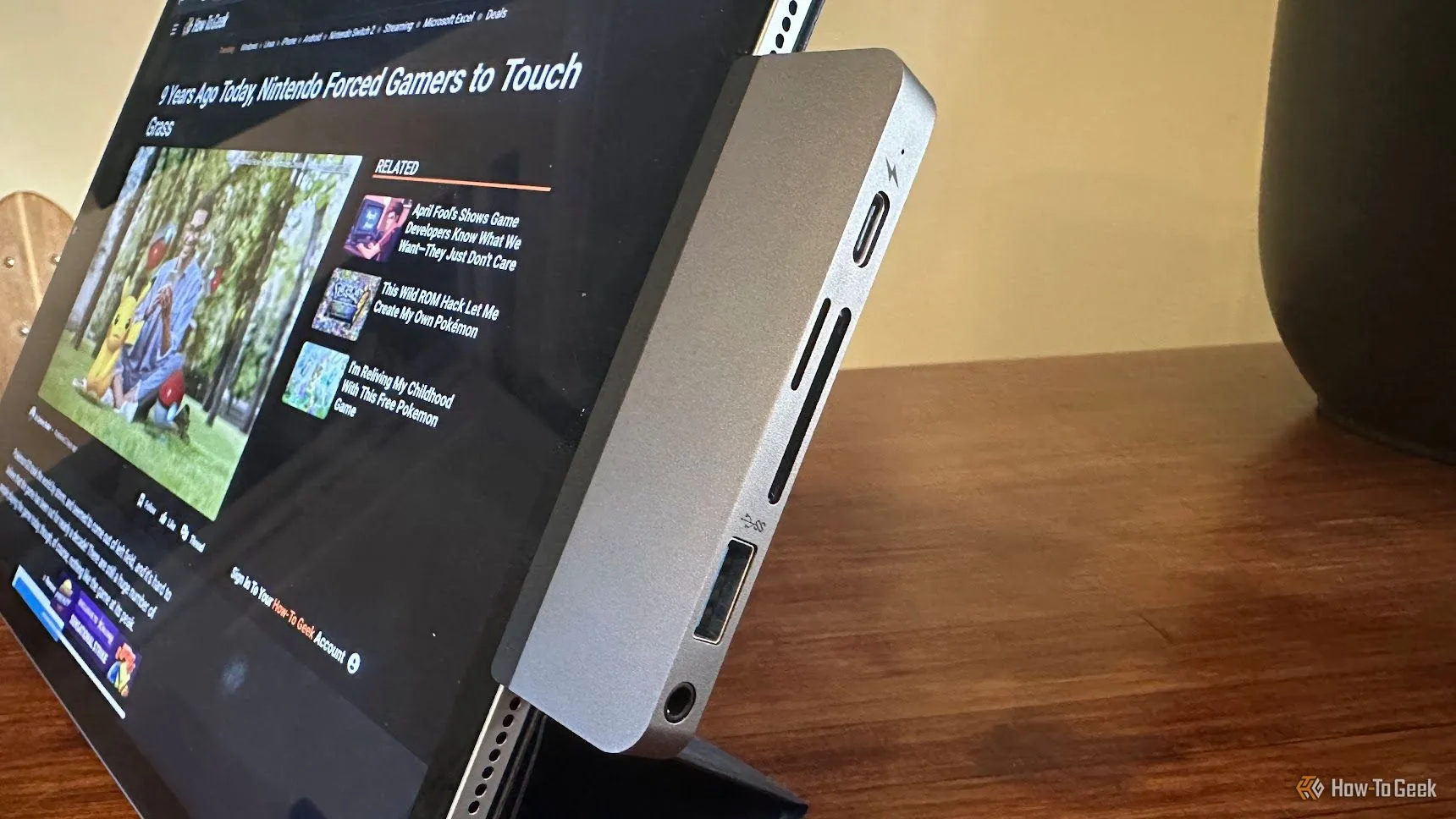 iPad kết nối với bộ chuyển đổi HyperDrive, minh họa khả năng mở rộng cổng kết nối.