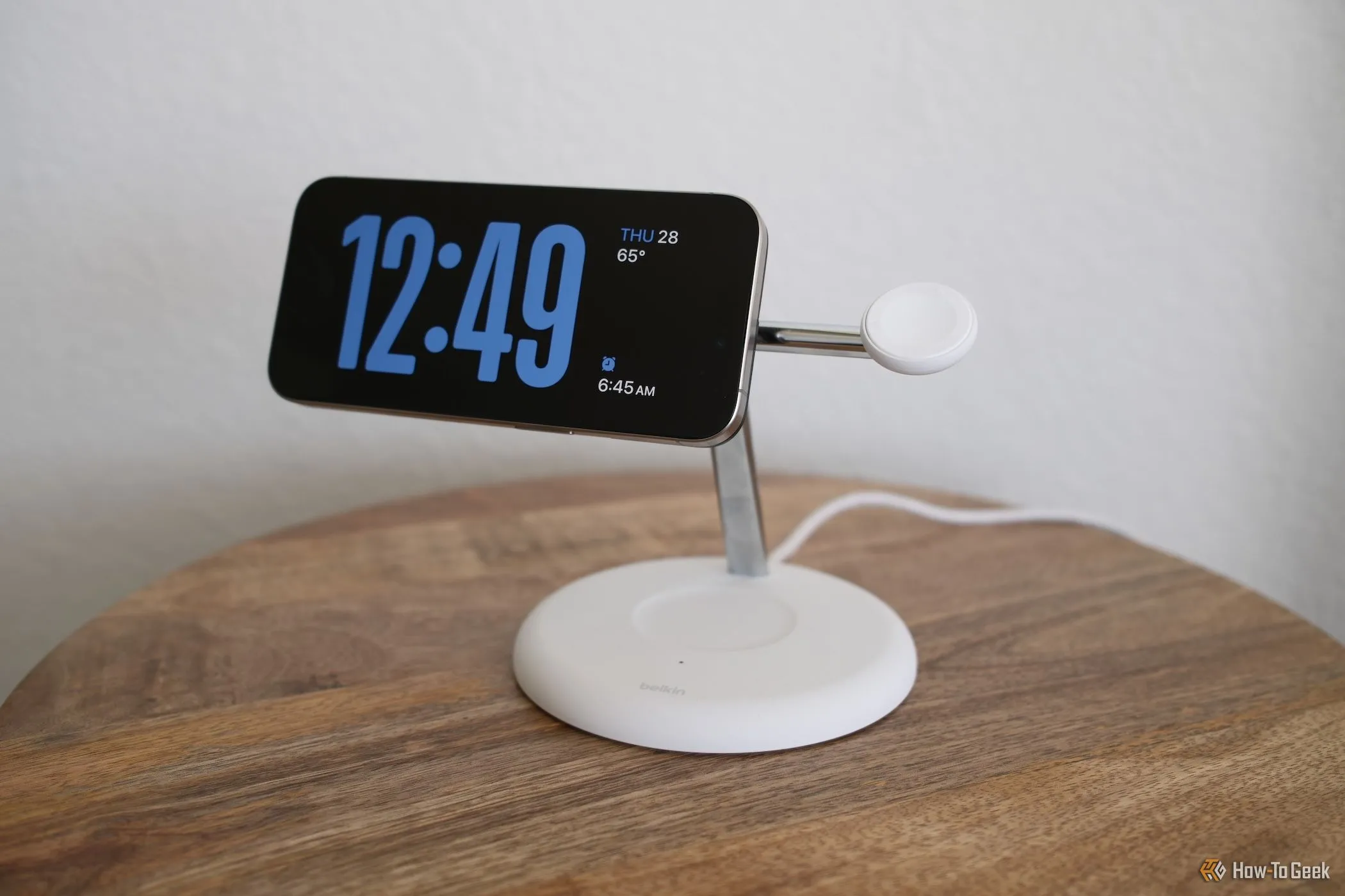 iPhone đang hiển thị chế độ Chờ (StandBy Mode) trên đế sạc Belkin BoostCharge Pro 3-in-1 hỗ trợ Qi2, minh họa tính năng tiện lợi của bộ sạc
