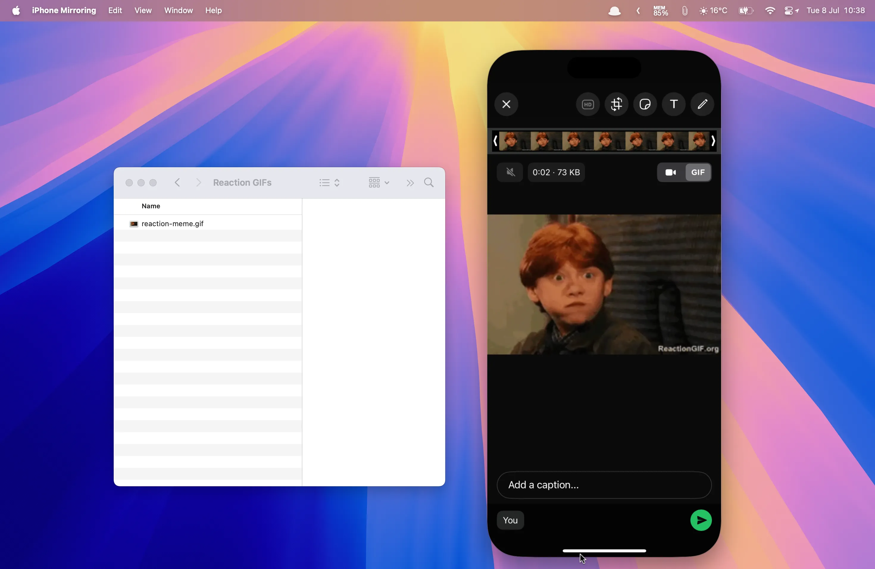 Kéo thả một tệp ảnh GIF từ máy tính Mac trực tiếp vào ứng dụng WhatsApp trên cửa sổ iPhone Mirroring, minh họa khả năng quản lý tệp linh hoạt.