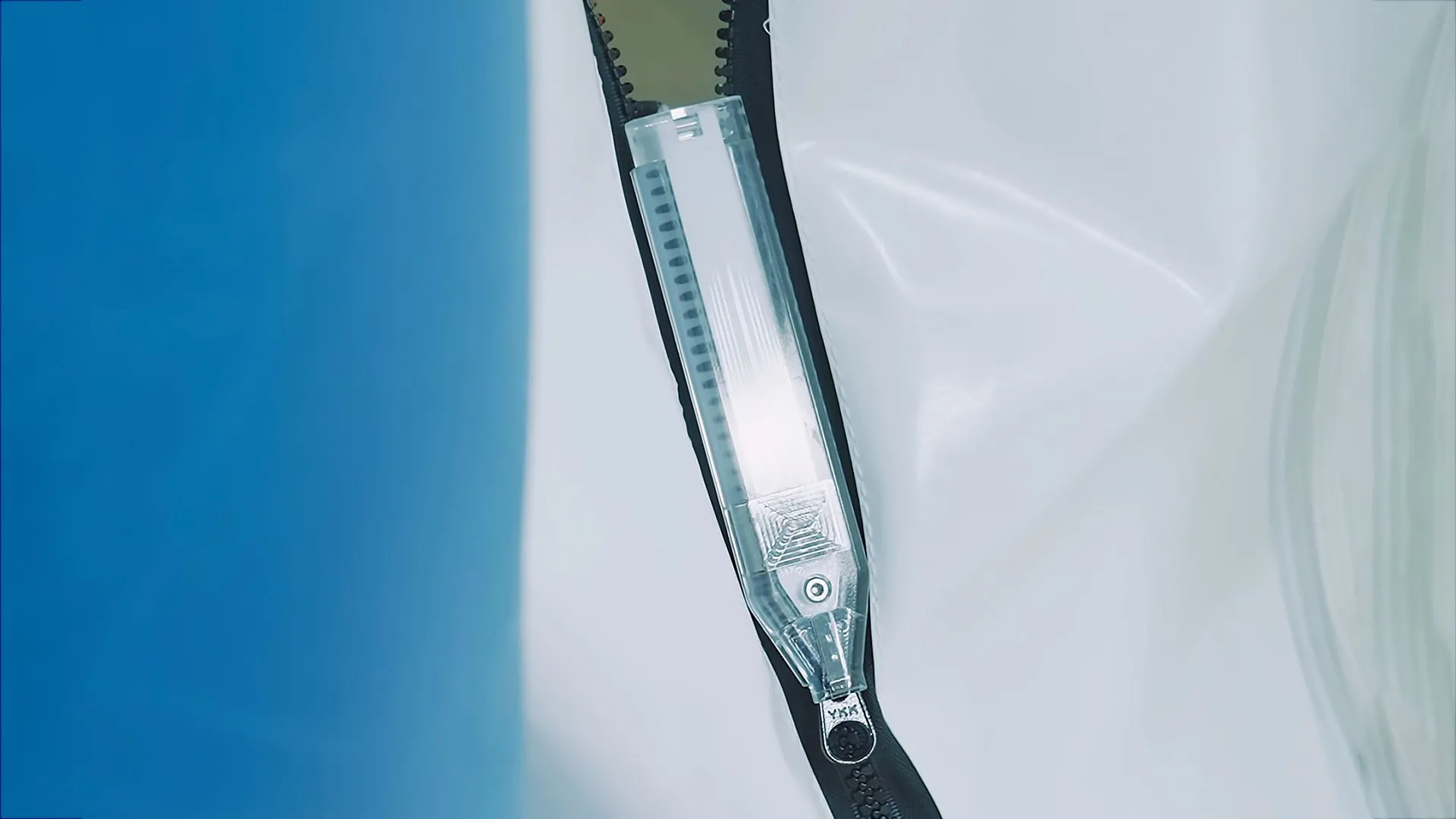 Khóa kéo tự động của YKK, công nghệ mới hướng tới các ứng dụng công nghiệp lớn như lều bạt.