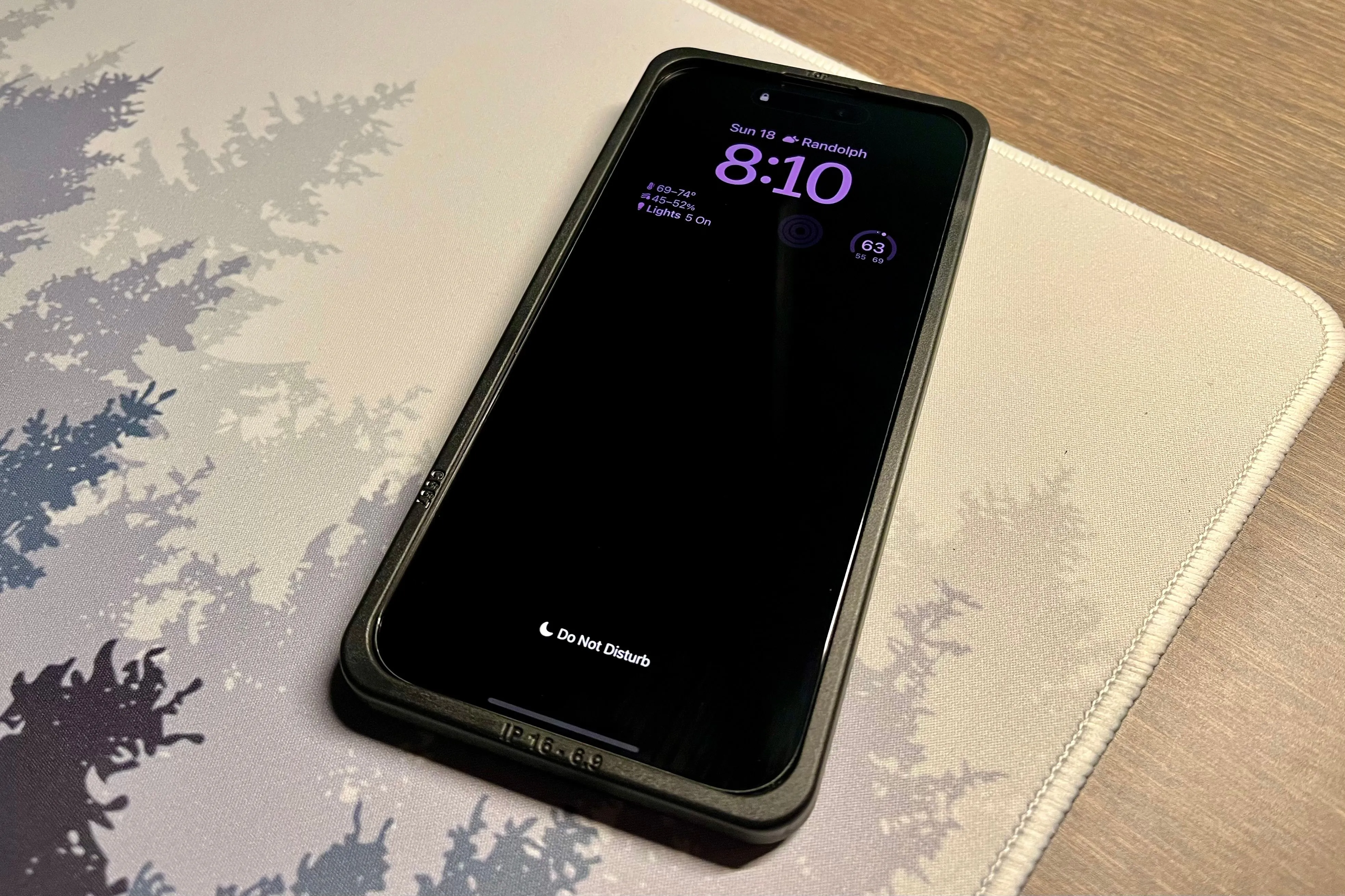 Khung định vị giúp căn chỉnh miếng dán màn hình iPhone một cách hoàn hảo.