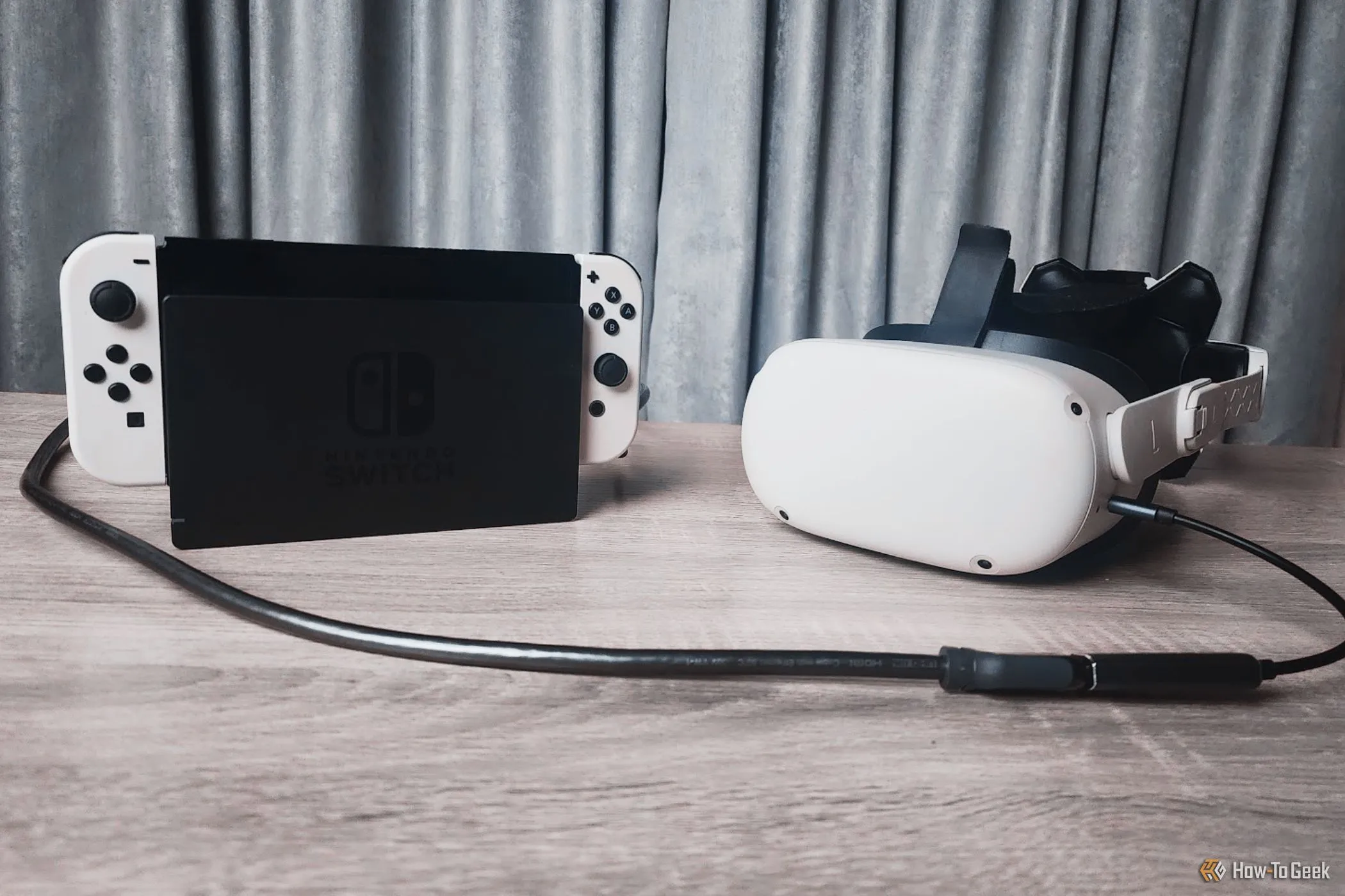 Kính thực tế ảo Meta Quest 2 được đặt cạnh máy chơi game Nintendo Switch OLED, minh họa sự so sánh giữa các nền tảng về vấn đề &quot;game rác&quot;