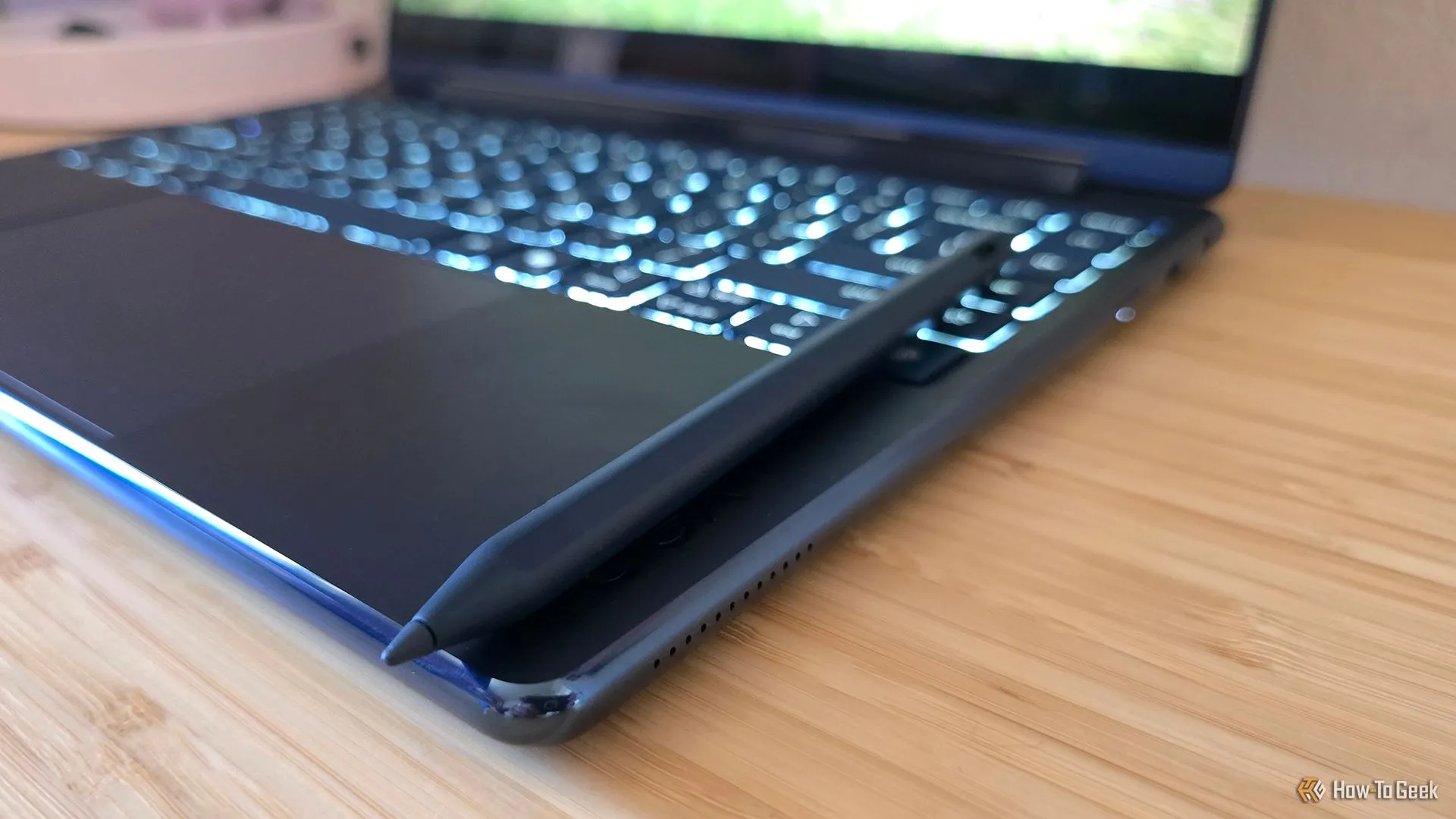 Laptop Lenovo Yoga 9i 2-in-1 Gen 10 cùng bút Lenovo Yoga Pen đi kèm.