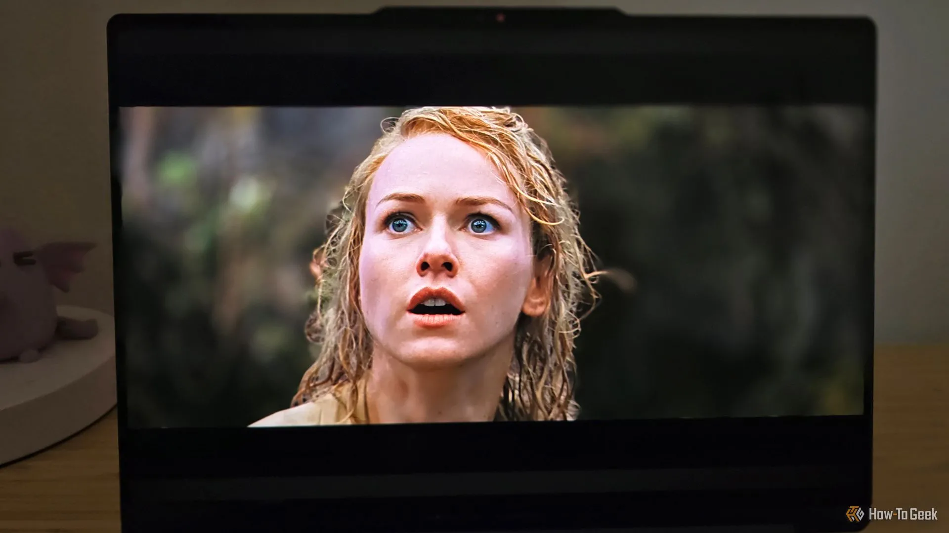 Laptop Lenovo Yoga 9i 2-in-1 Gen 10 hiển thị cảnh phim King Kong năm 2005 với Naomi Watts.