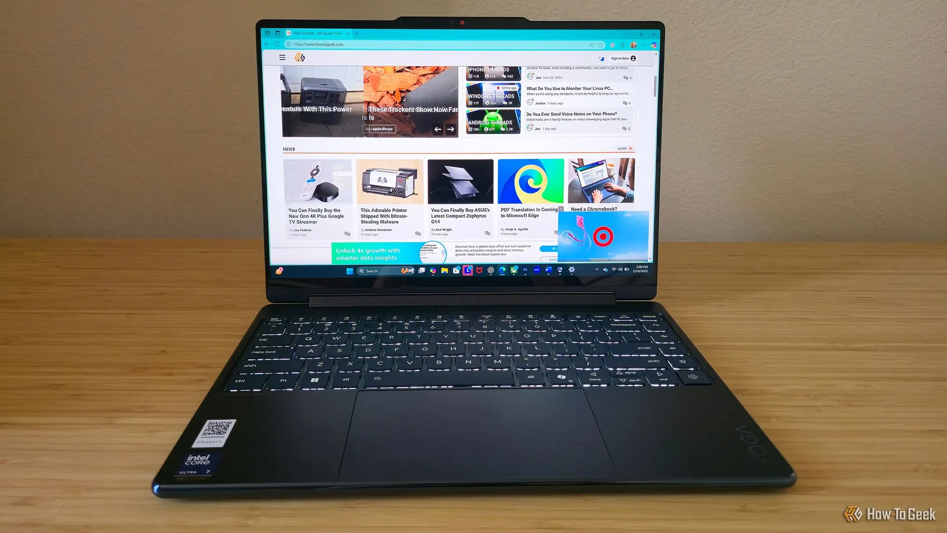 Laptop Lenovo Yoga 9i 2-in-1 Gen 10 mở ra trên bàn làm việc, thể hiện sự tối ưu cho đa nhiệm.