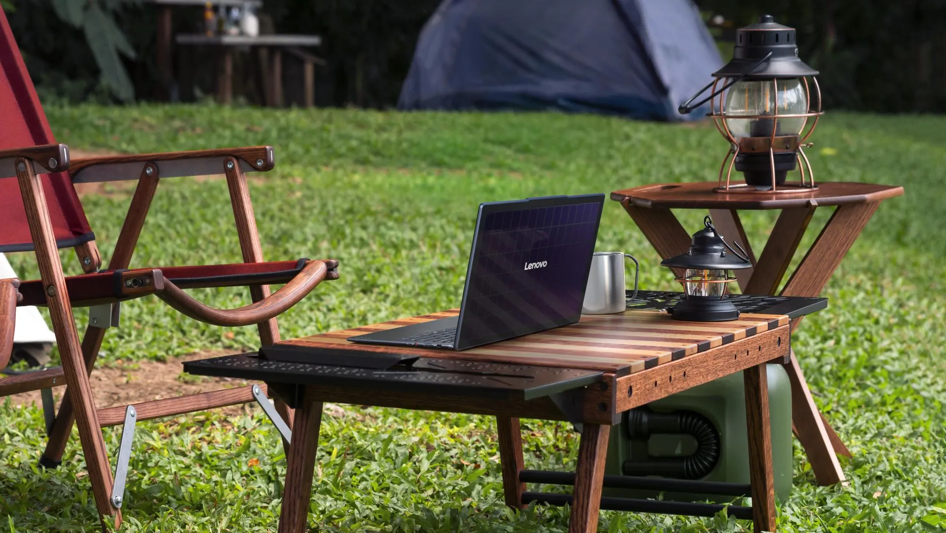 Laptop Lenovo Yoga Solar Concept với tấm pin năng lượng mặt trời trên nắp