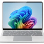 Laptop Microsoft Surface màu bạc nhìn từ góc cạnh với màn hình sáng