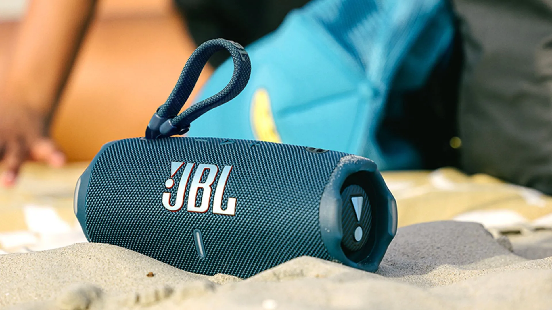 Loa JBL Charge 6 màu xanh dương trên bãi cát