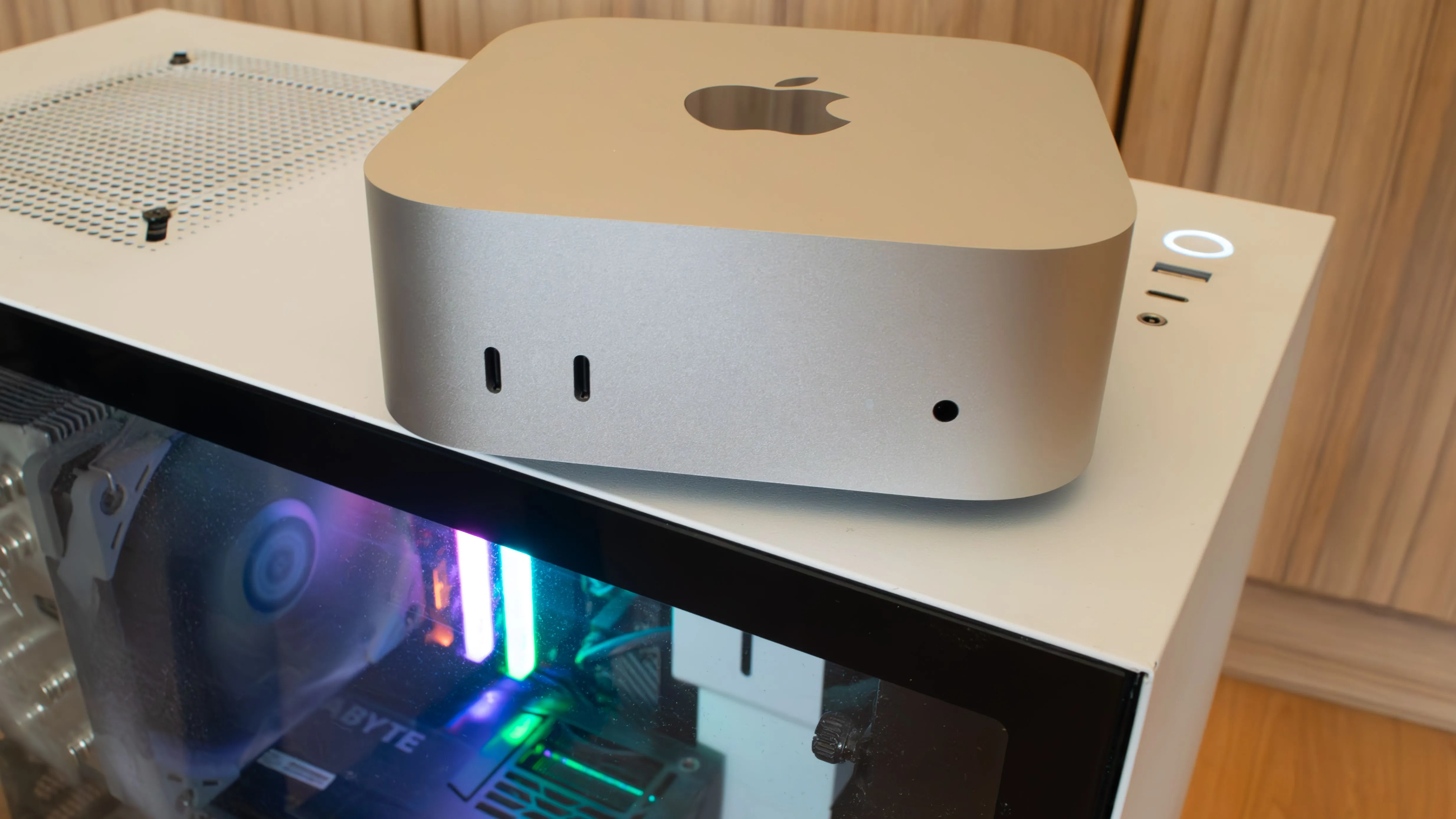 Mac Mini M4 được đặt cạnh một thùng máy PC Windows, biểu tượng cho sự chuyển đổi nền tảng