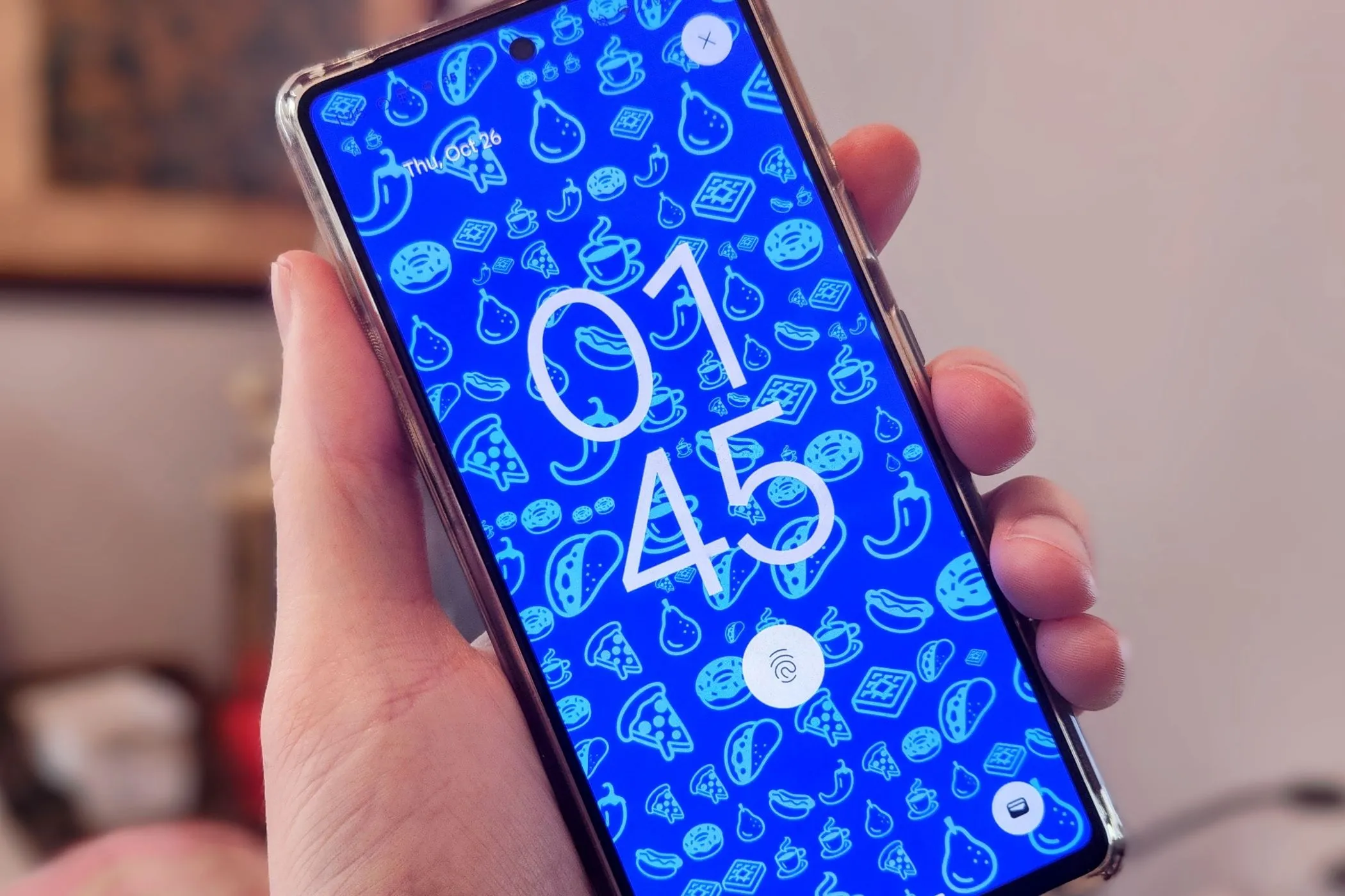 Màn hình chính Google Pixel với hình nền biểu tượng cảm xúc Android 14, minh họa việc cá nhân hóa giao diện điện thoại.