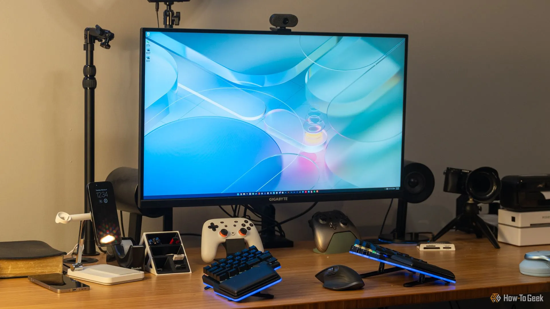Màn hình chơi game 4K trên bàn làm việc, cho thấy trải nghiệm người dùng cuối trên Windows hoặc macOS.