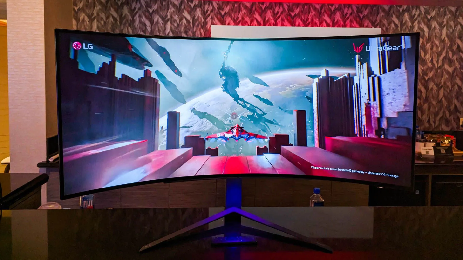 Màn hình chơi game cong LG UltraGear hiển thị đồ họa sống động, minh họa sự phát triển của công nghệ đồ họa từ OpenGL đến DirectX.