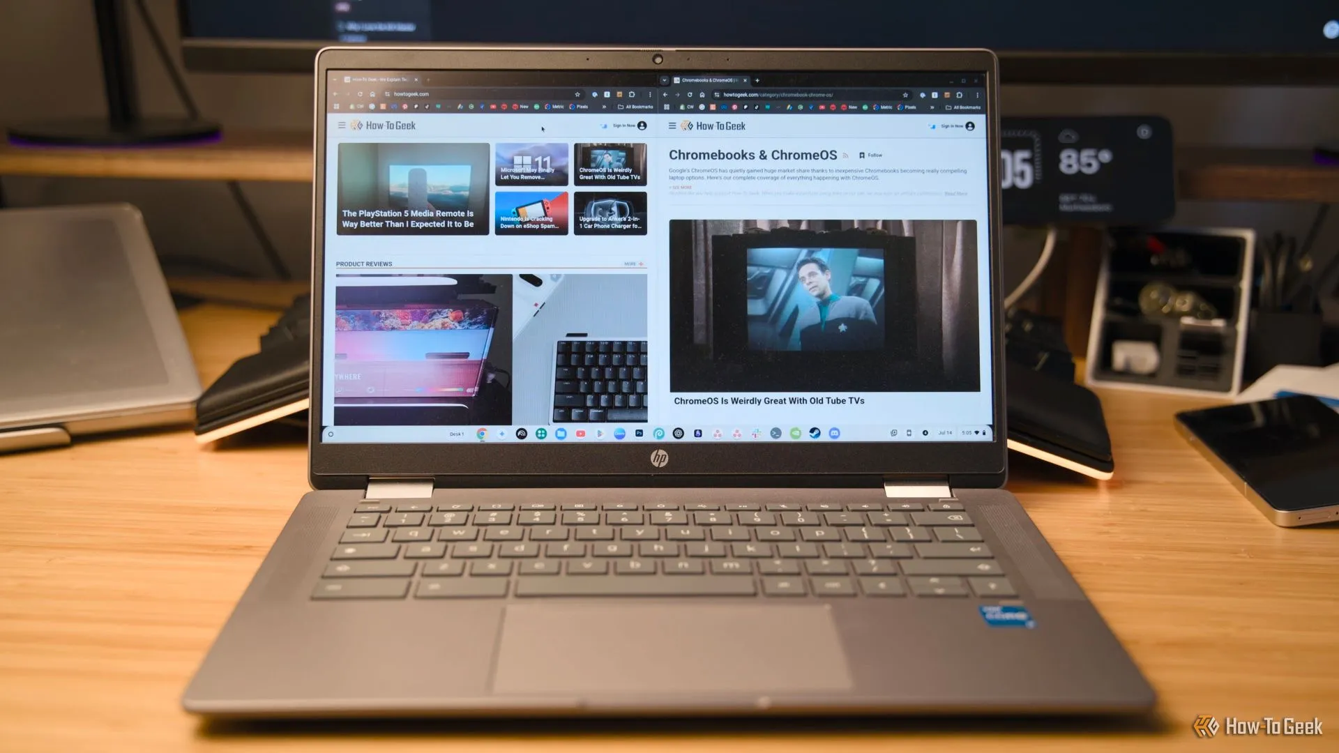 Màn hình Chromebook hiển thị hai cửa sổ được chia đôi để đa nhiệm