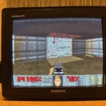 Màn hình CRT hiển thị game DOOM cổ điển, mang lại trải nghiệm chơi game PC retro chân thực nhất.