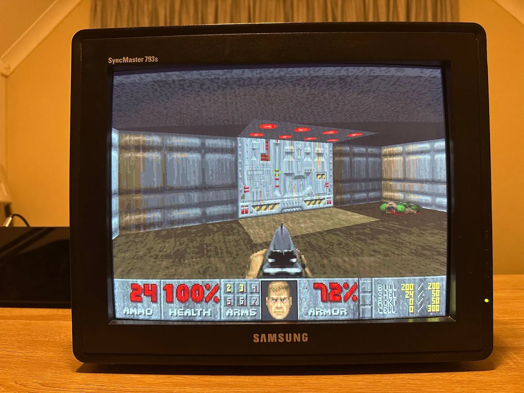 Màn hình CRT hiển thị game DOOM cổ điển, mang lại trải nghiệm chơi game PC retro chân thực nhất.