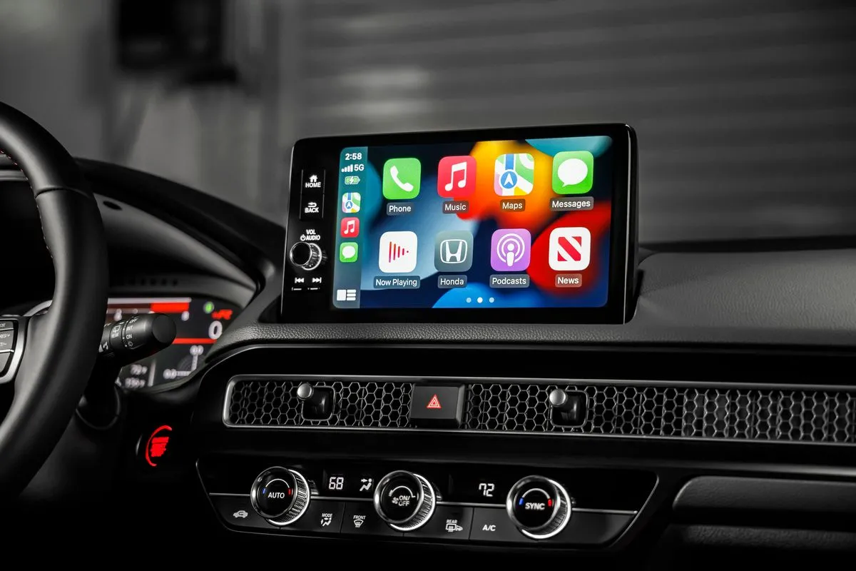 Màn hình giải trí xe Honda Civic Type-R 2023 hiển thị giao diện Apple CarPlay không dây