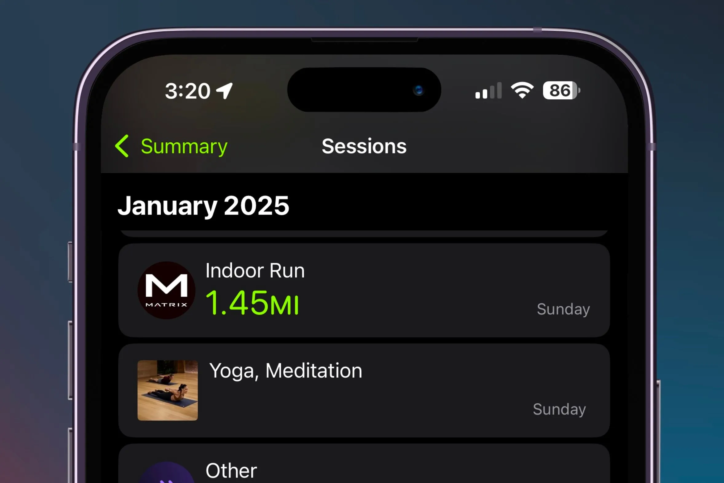 Màn hình iPhone hiển thị chi tiết bài tập được ghi lại từ Apple Watch và thiết bị gym trong ứng dụng Thể dục