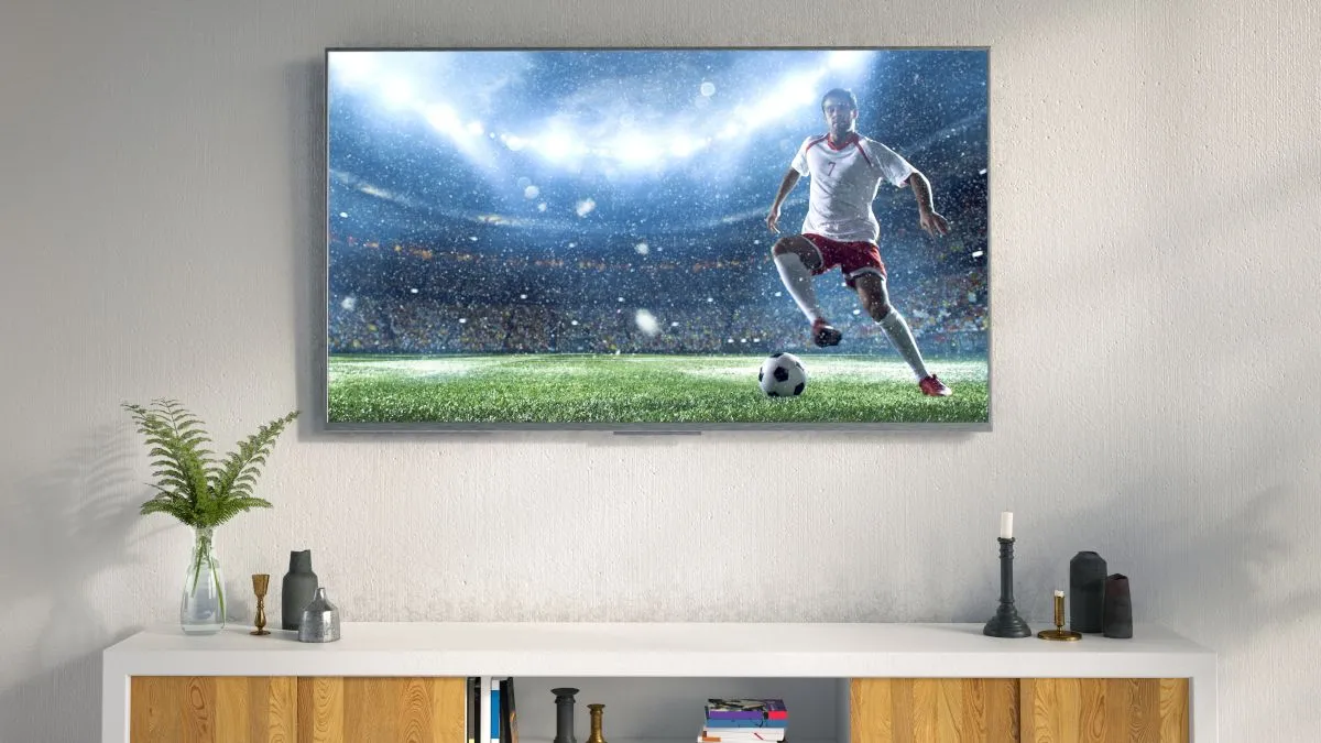 Màn hình LED TV treo tường hiển thị hình ảnh cầu thủ bóng đá, minh họa công nghệ Black Frame Insertion