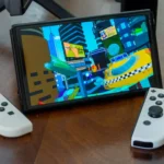 Màn hình Nintendo Switch hiển thị chương trình TV với Joy-Con tháo rời.