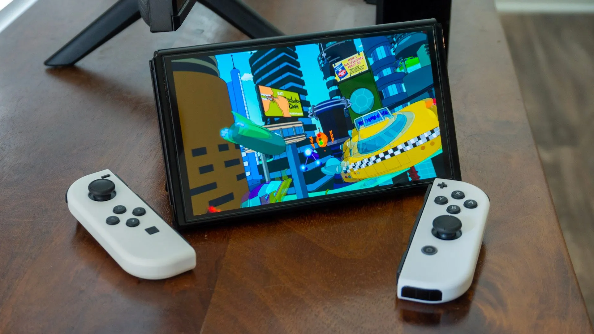 Màn hình Nintendo Switch hiển thị chương trình TV với Joy-Con tháo rời.