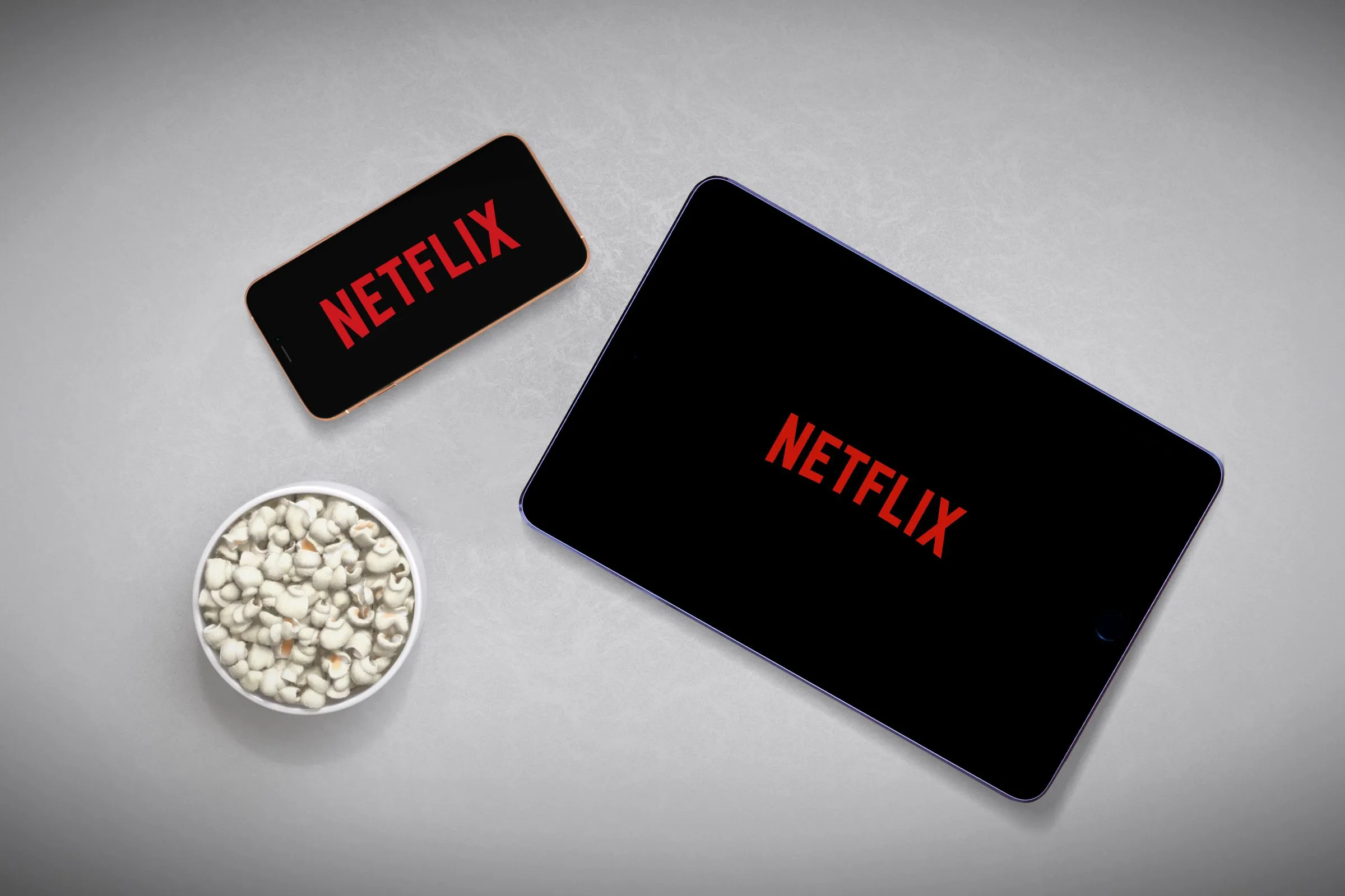 Màn hình tablet lớn hơn mang lại trải nghiệm xem Netflix và giải trí sống động, vượt trội so với smartphone nhỏ gọn.