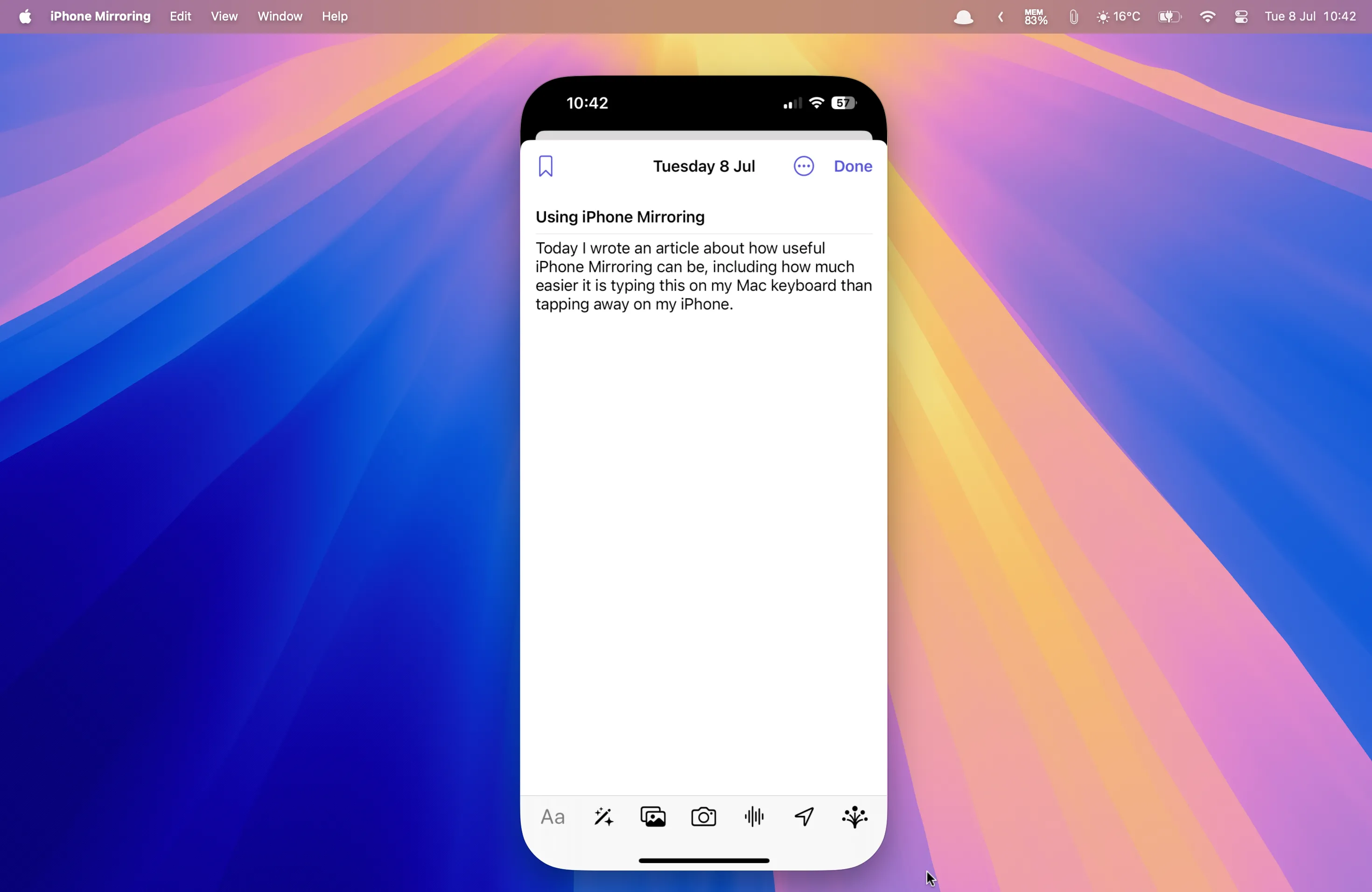 Màn hình ứng dụng Journal của Apple đang hiển thị một mục nhập nhật ký, chạy thông qua tính năng iPhone Mirroring trên Mac, cho phép gõ phím dễ dàng.