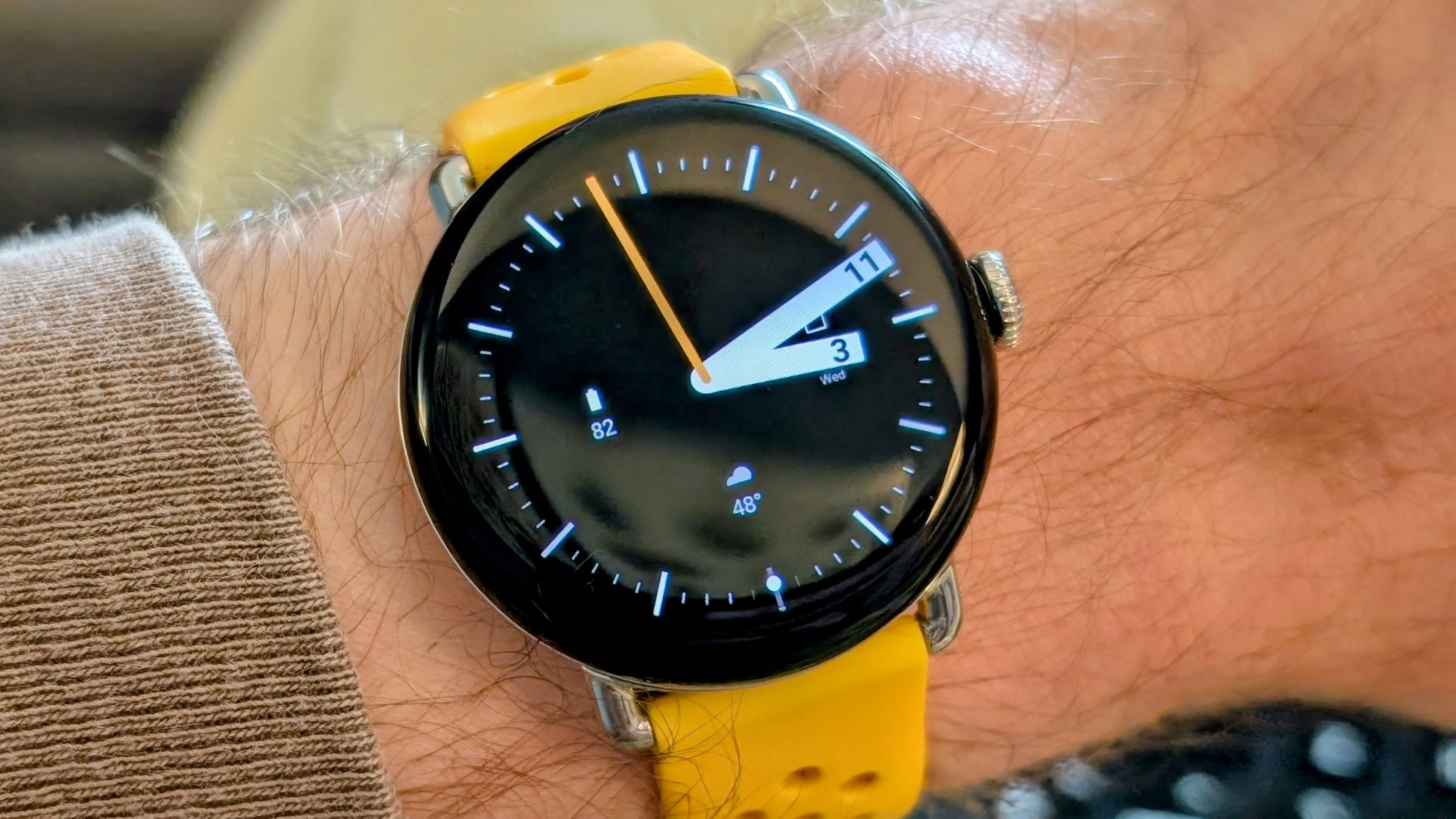 Mặt đồng hồ Digalog hiển thị trên đồng hồ Google Pixel Watch 3, thể hiện sự kết hợp độc đáo giữa kim analog và số kỹ thuật số.