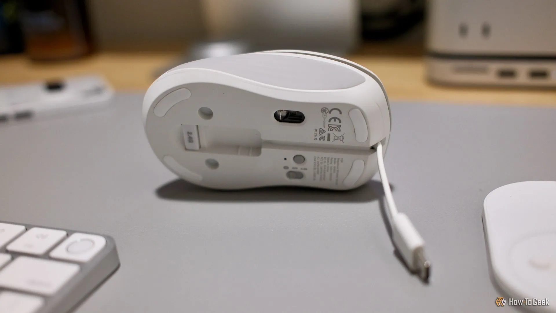 Mặt dưới của chuột ESR MagMouse hiển thị cổng sạc USB-C tích hợp và khe chứa adapter 2.4GHz.