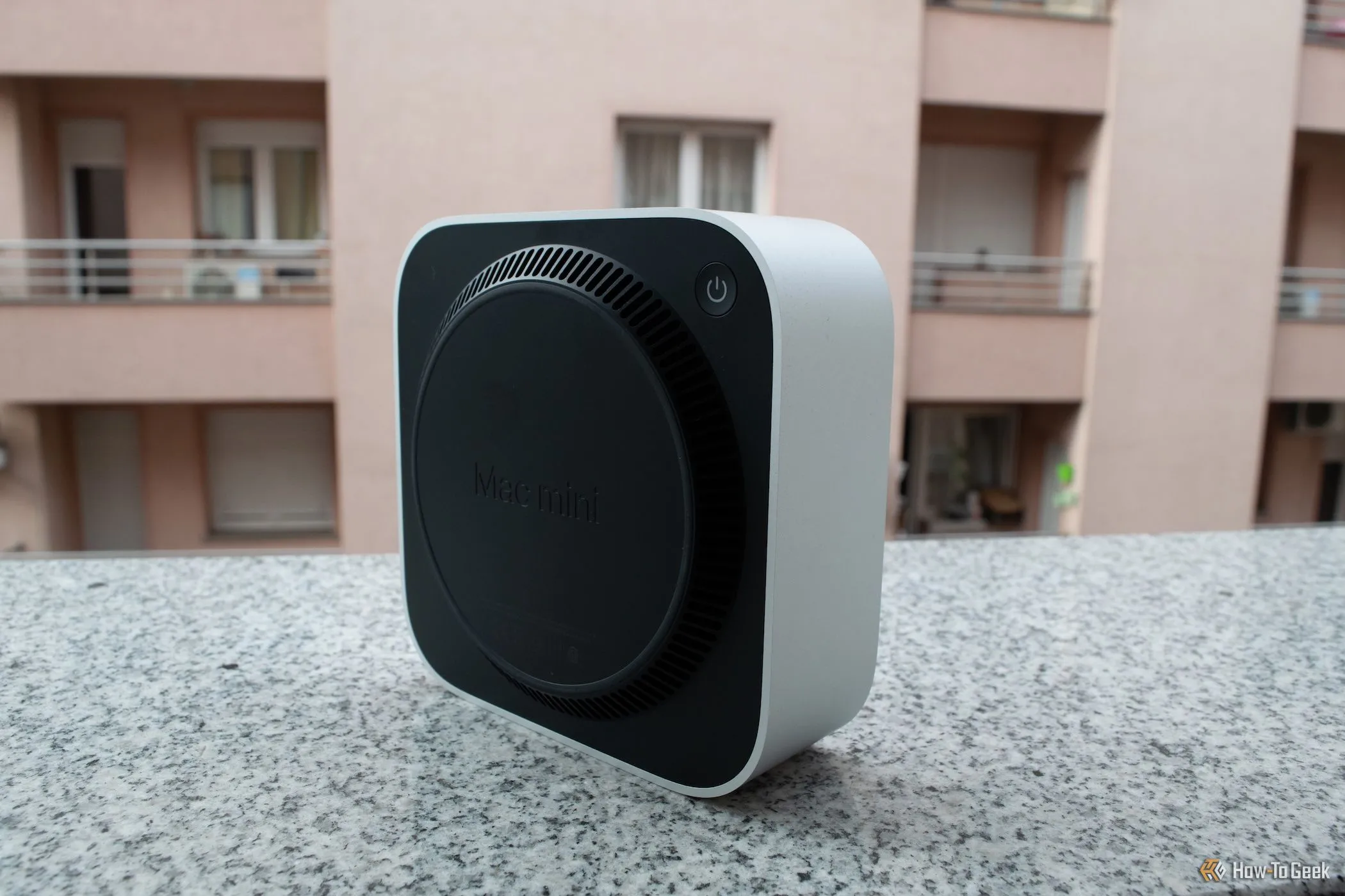 Mặt dưới của Mac Mini M4 hiển thị lỗ thông hơi và nút nguồn ở góc