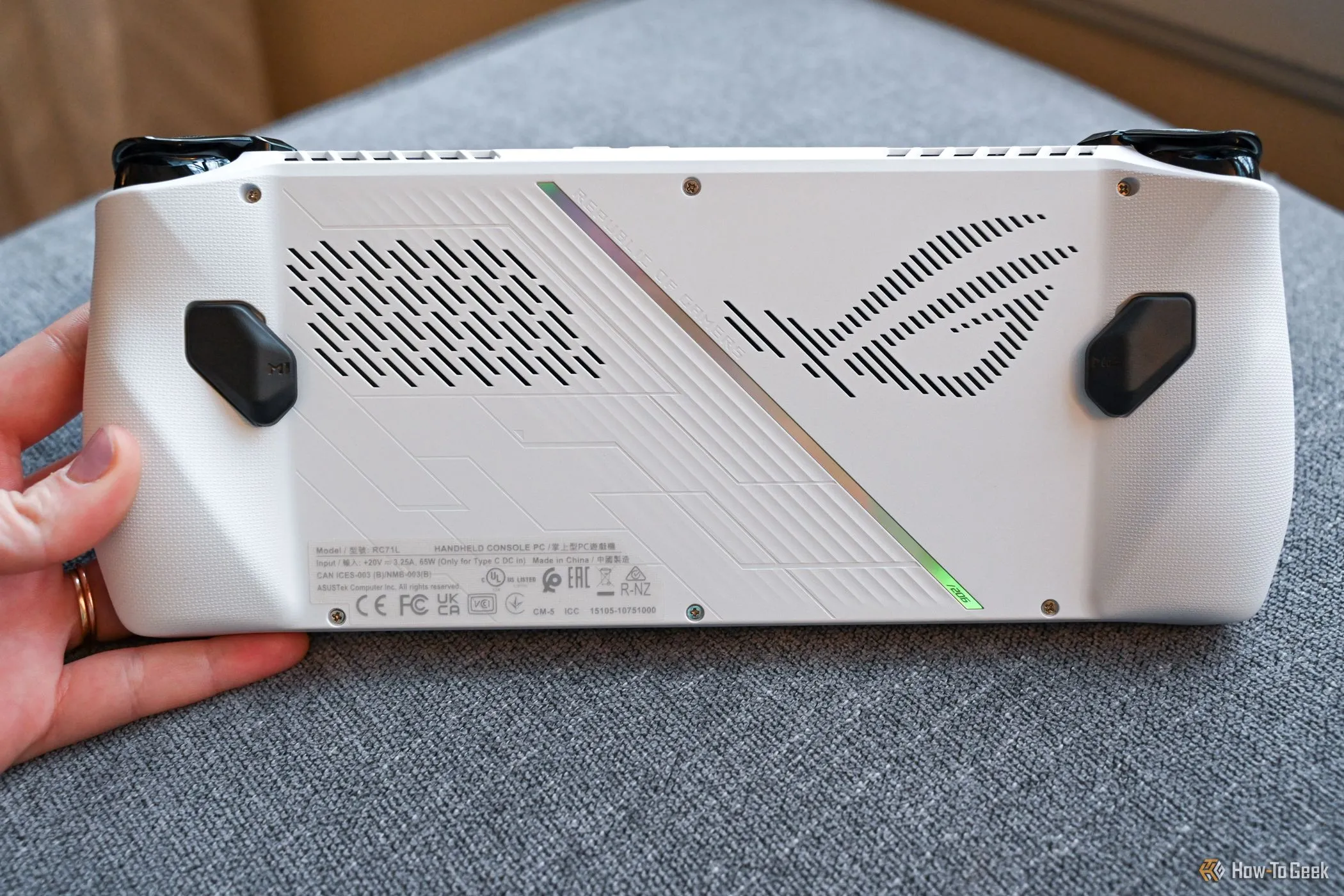 Mặt lưng của ASUS ROG Ally, cho thấy thiết kế tản nhiệt và các nút điều khiển.
