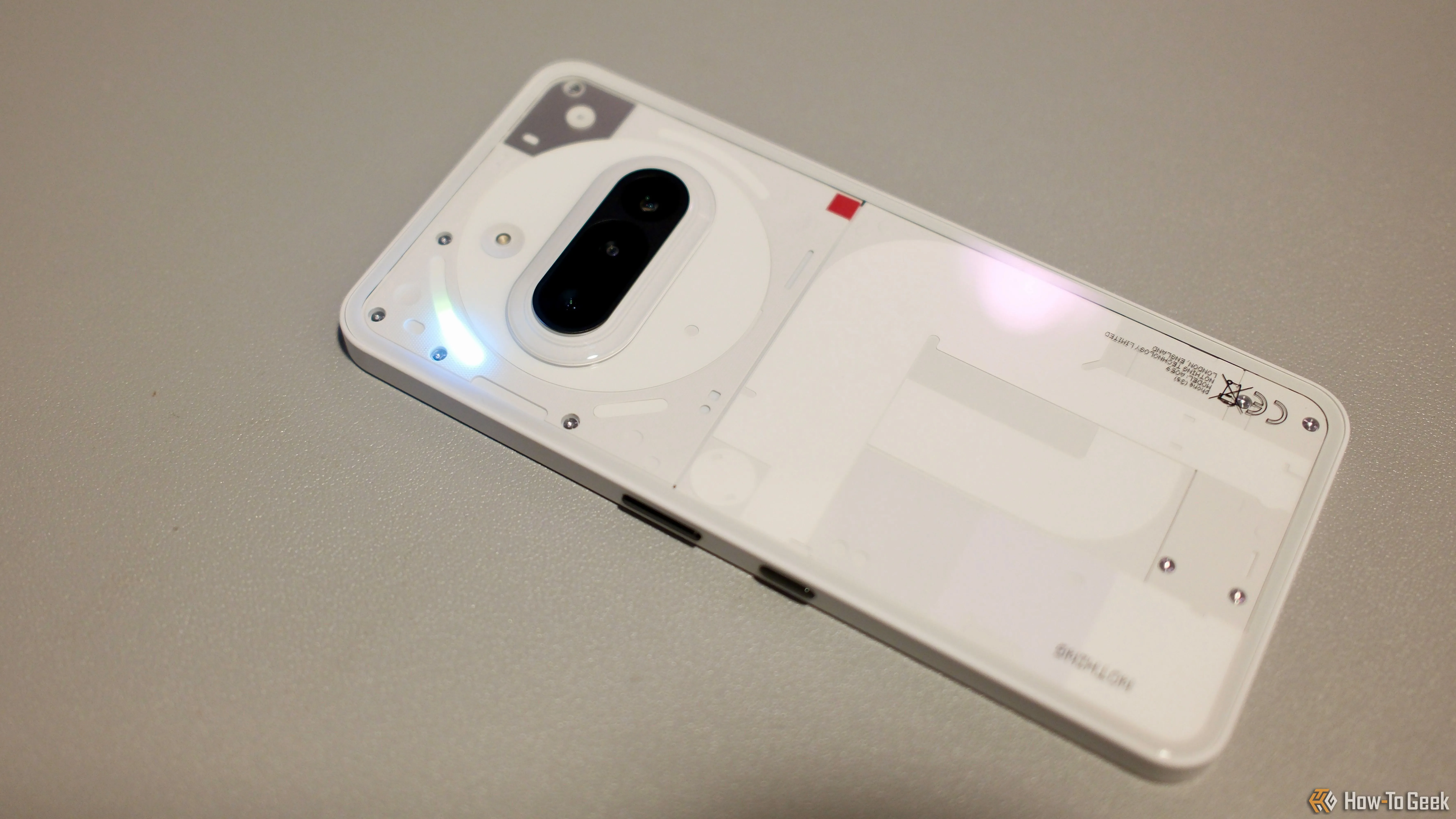 Mặt lưng của Nothing Phone (3a) hiển thị hệ thống đèn Glyph Interface đang hoạt động, tạo điểm nhấn ấn tượng.
