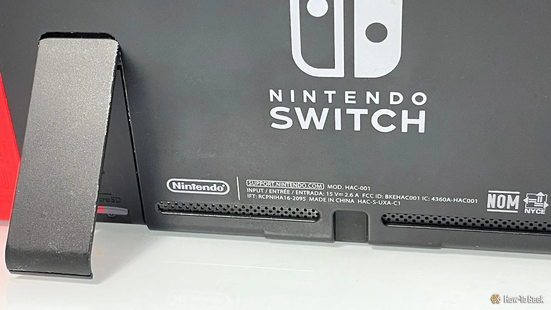 Mặt sau của console Switch, được kê lên để giữ các khe hút gió mở
