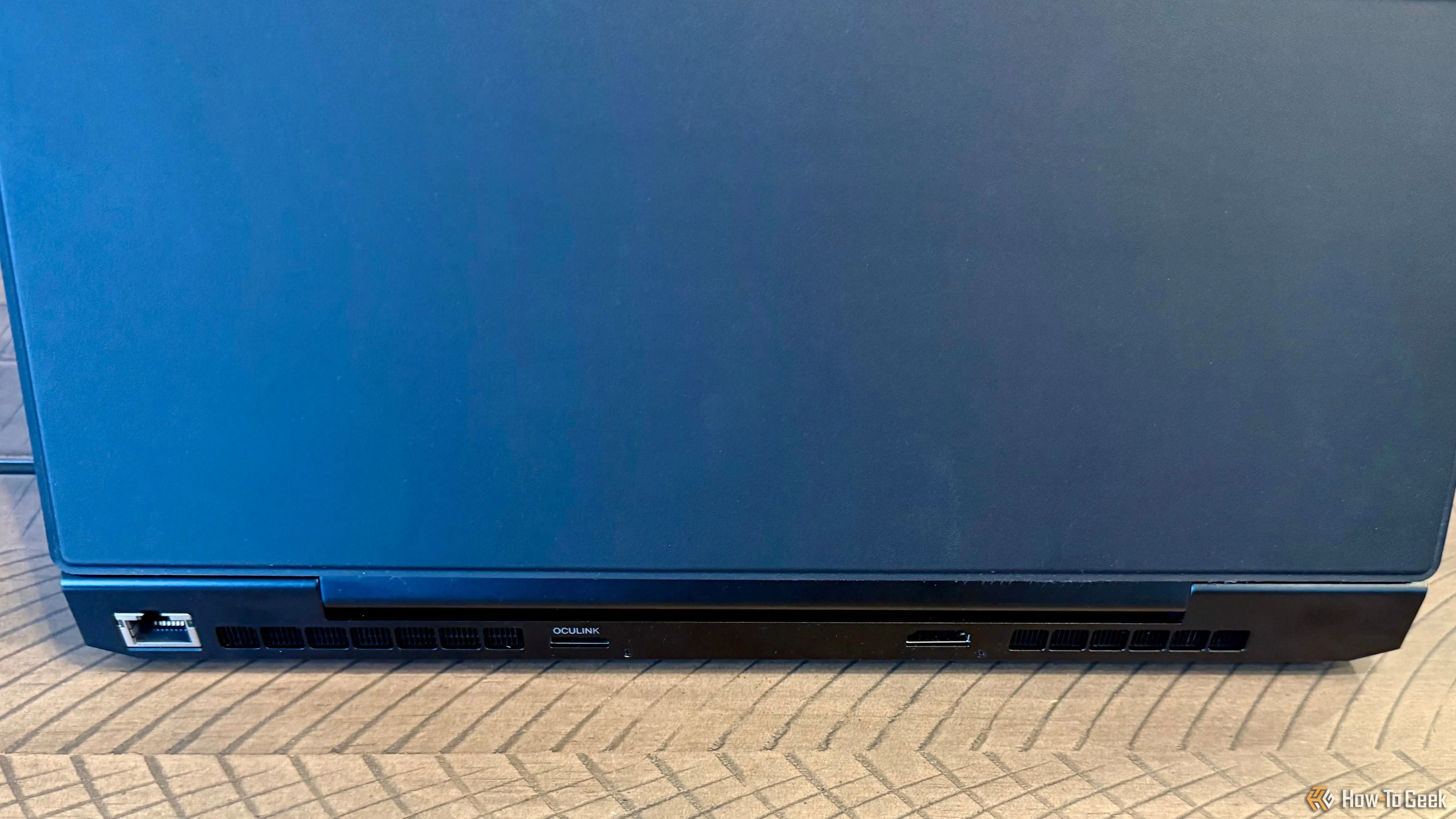Mặt sau của GPD Duo với cổng Ethernet, Oculink và HDMI 2.1.