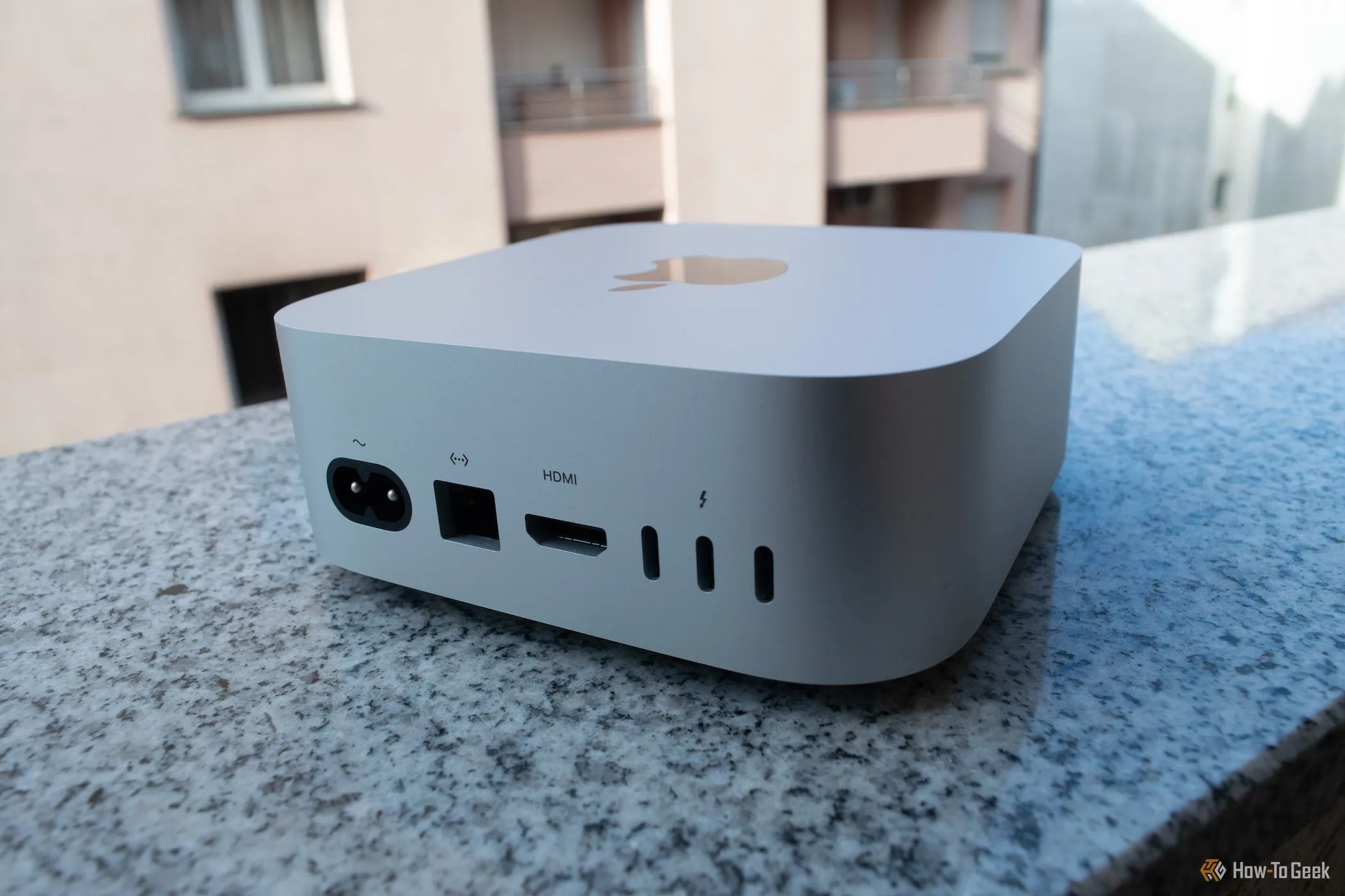 Mặt sau của Mac Mini M4 với đầy đủ các cổng Thunderbolt 4, Gigabit Ethernet và HDMI 2.1