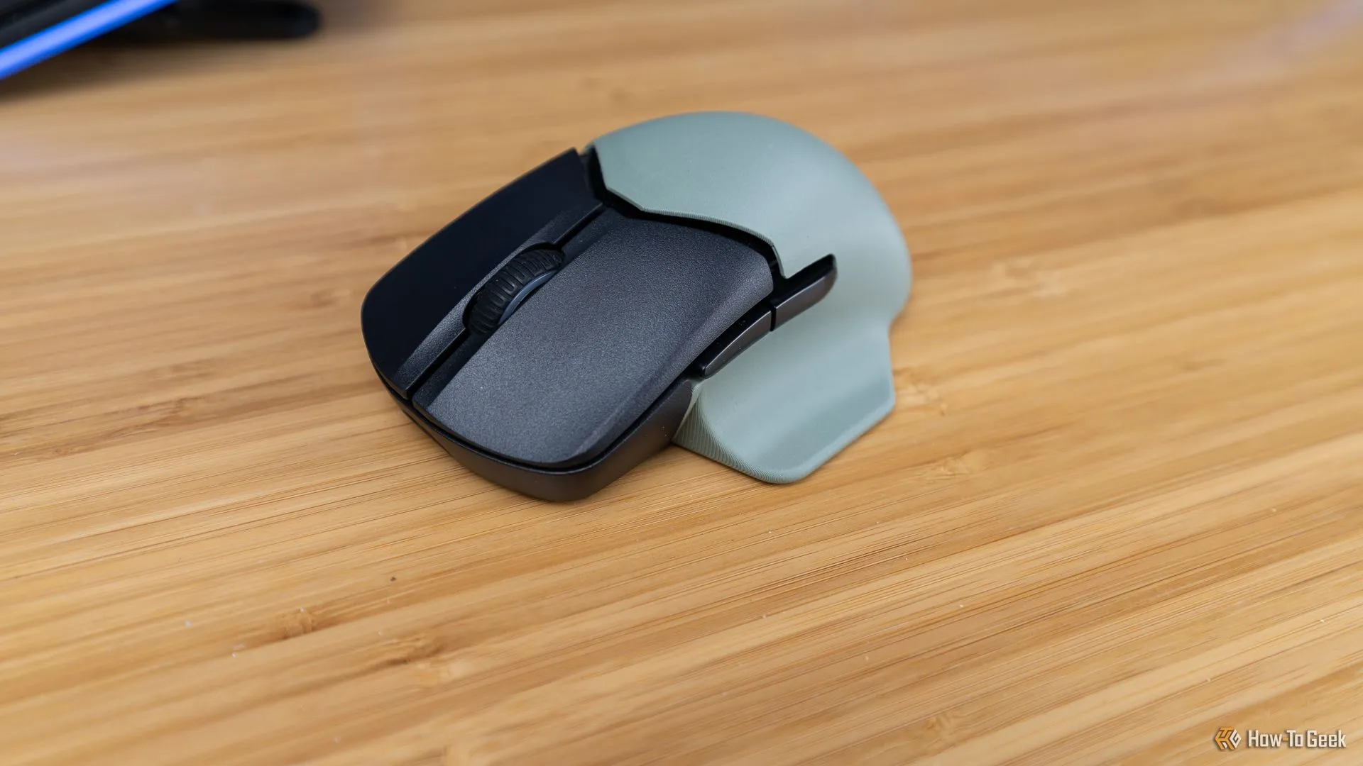 Mặt trước của chuột gaming HyperX Pulsefire Saga Pro không dây, nhìn rõ bánh xe cuộn có đèn RGB