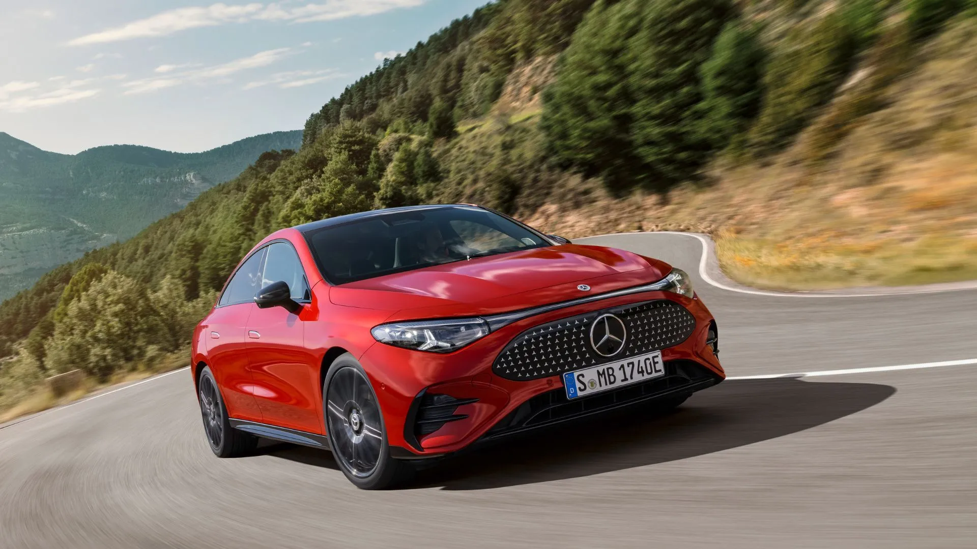 Mẫu xe Mercedes-Benz CLA đời 2026 màu xám bạc đang di chuyển