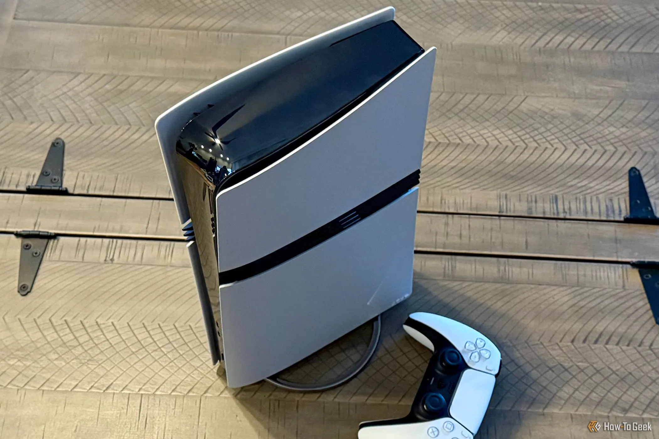 Máy chơi game Sony PlayStation 5 Pro và tay cầm DualSense.