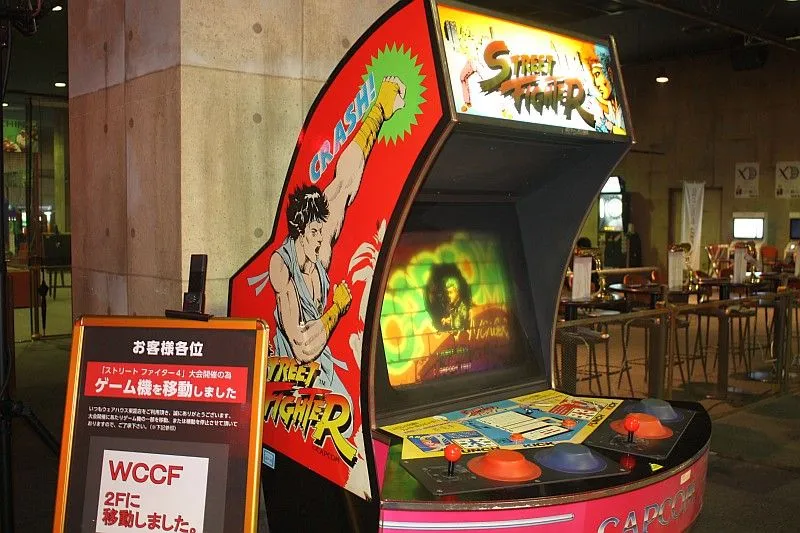 Máy chơi game thùng Street Fighter Deluxe với hệ thống bàn đấm, thử nghiệm điều khiển độc đáo.