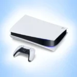 Máy console PlayStation 5 (PS5) màu trắng đen trên nền xanh, minh họa thiết bị ghi hình game tích hợp.