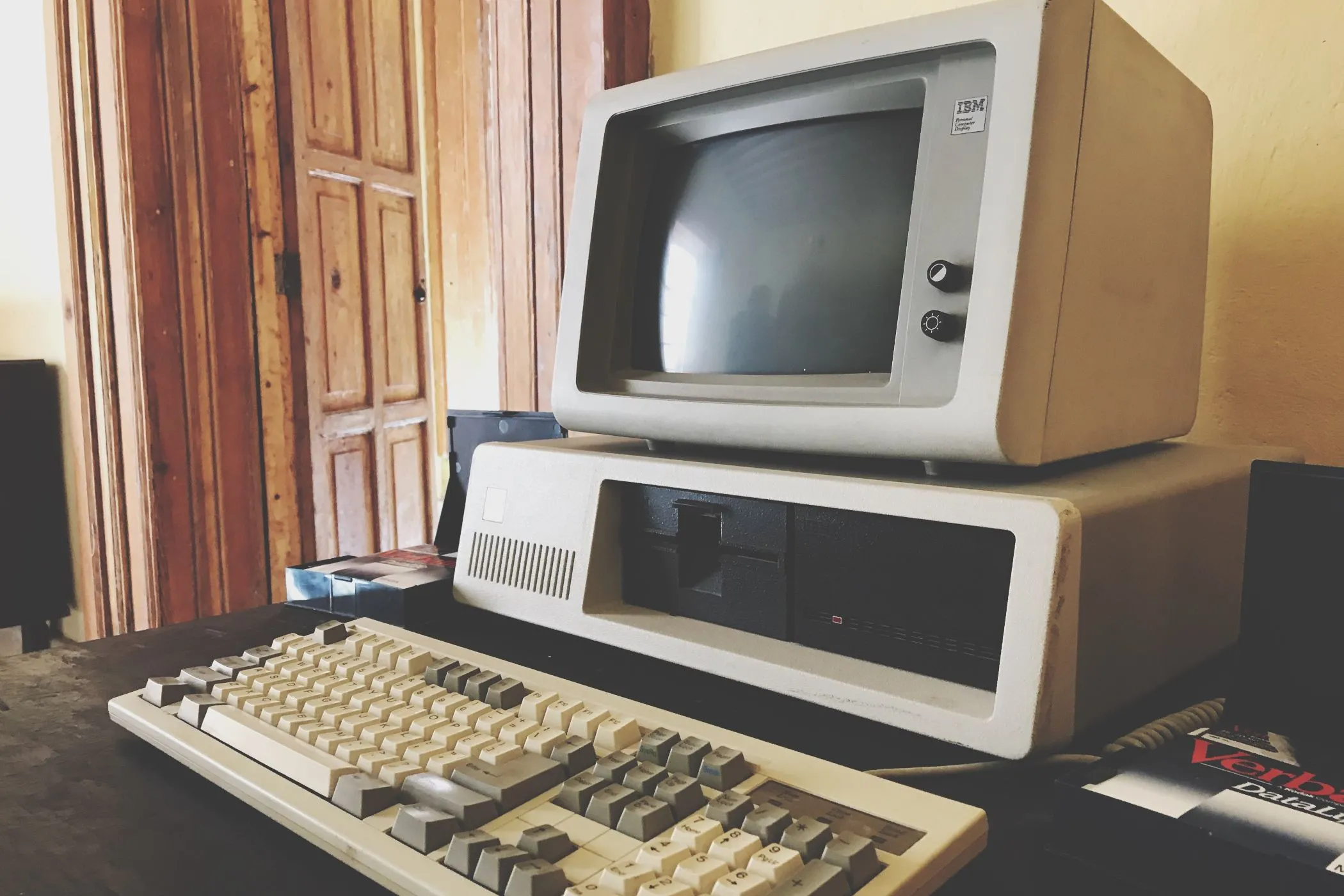 Máy tính cũ thập niên 80 trong bảo tàng, minh họa linh kiện PC cổ điển cần thay thế.