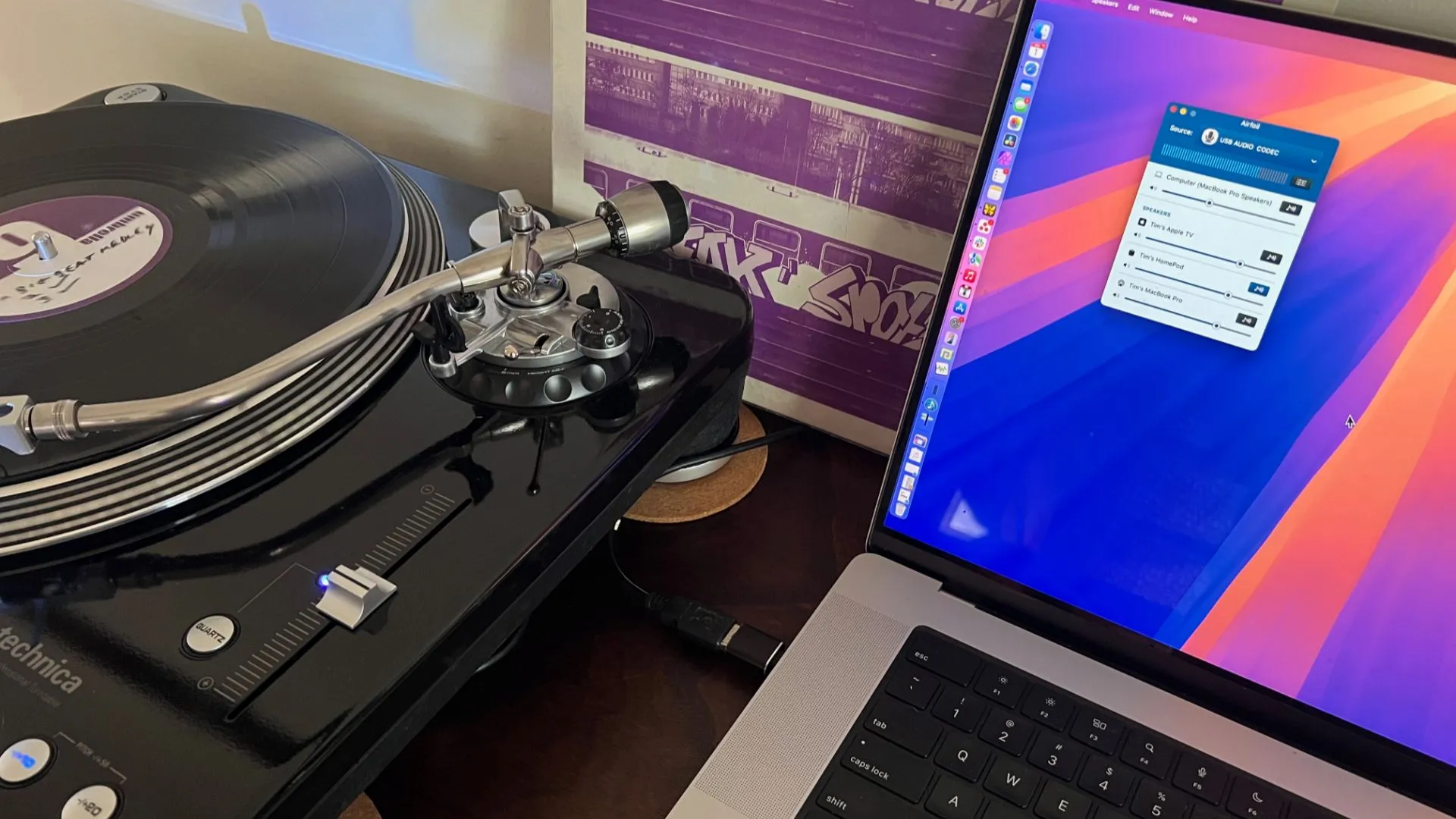 Máy tính MacBook Pro đang phát nhạc từ turntable, minh họa phương pháp kết nối turntable với Mac.