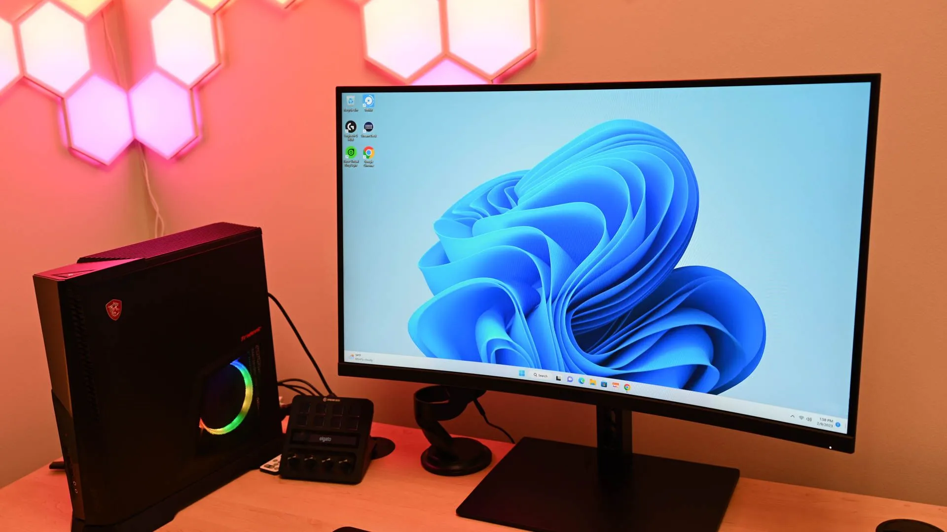 Máy tính Windows 11 với đèn LED, đại diện cho môi trường làm việc phần mềm mã nguồn mở.