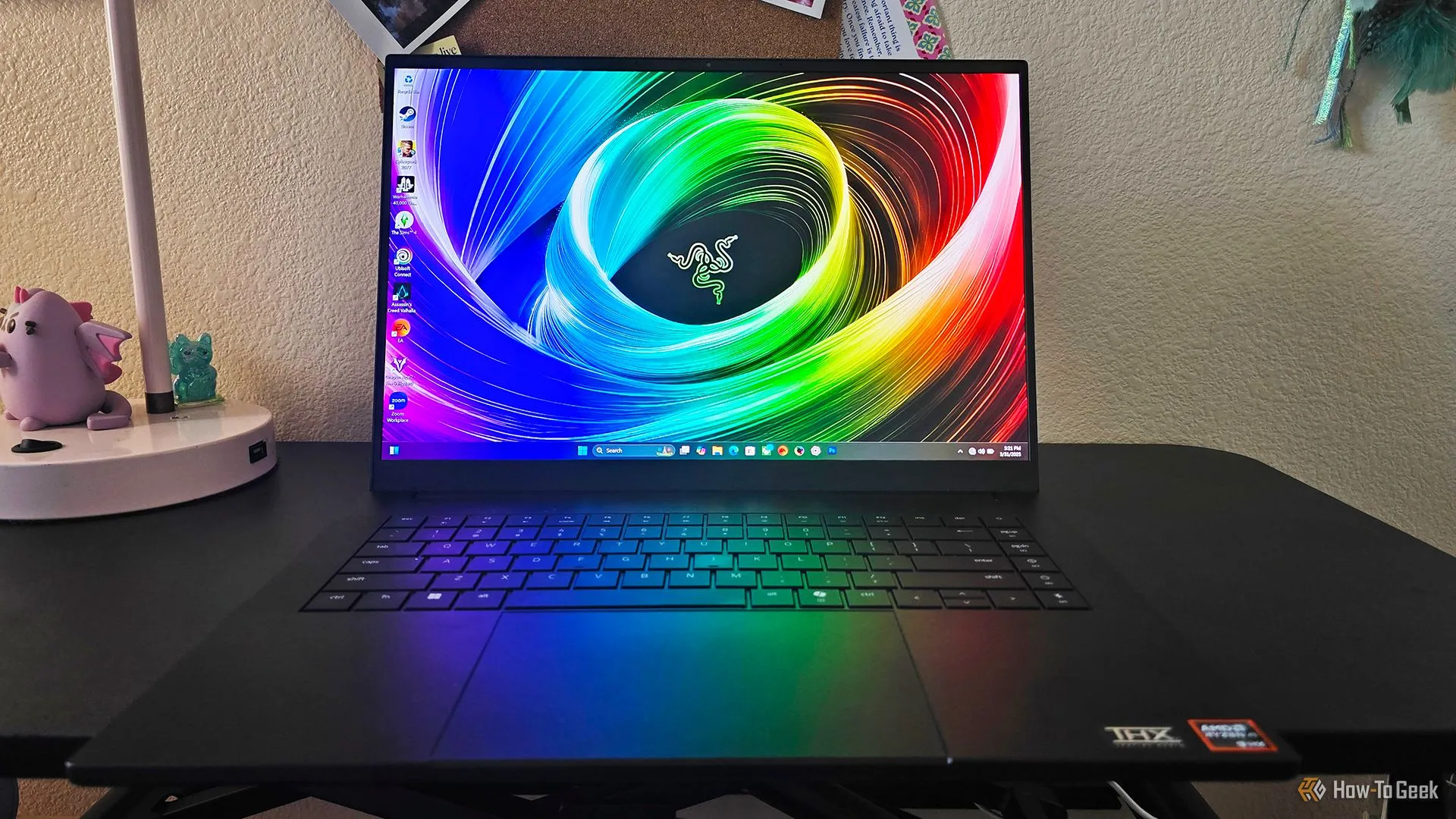 Máy tính xách tay chơi game Razer Blade 16 (2025) đang mở trên bàn làm việc