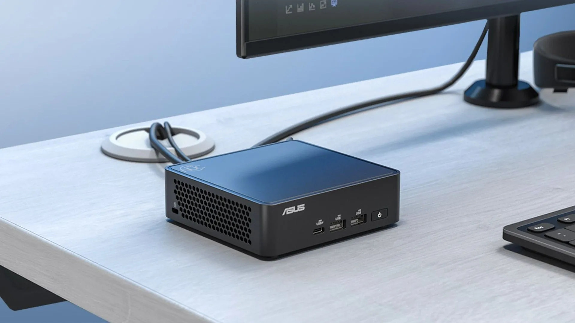 Mini PC ASUS NUC 15 Pro được kết nối với màn hình, minh họa thiết bị hoạt động êm ái khi làm máy chủ Home Assistant.