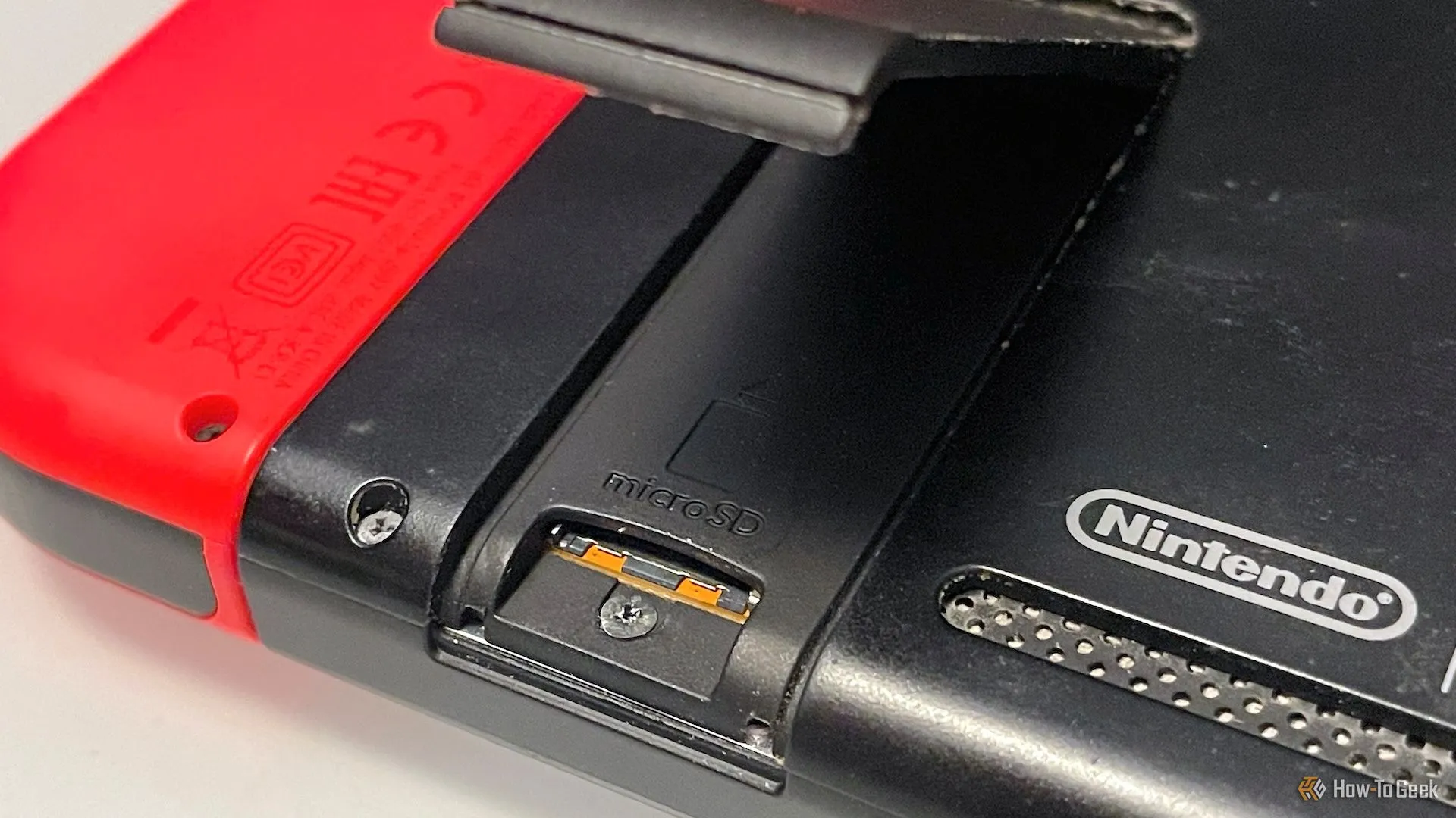Mở nắp khe cắm thẻ microSD ở mặt sau của Nintendo Switch
