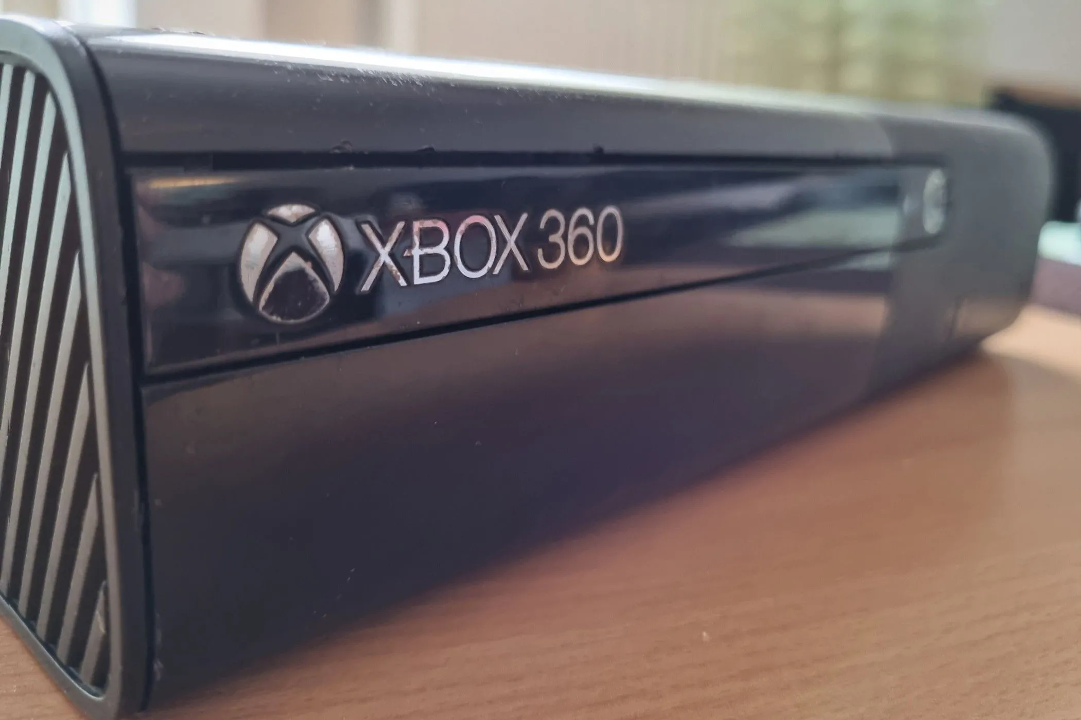 Một chiếc máy console Xbox, đại diện cho hệ sinh thái game Xbox, giờ đây có thể được stream mượt mà lên các thiết bị Apple thông qua OneCast v3.0.